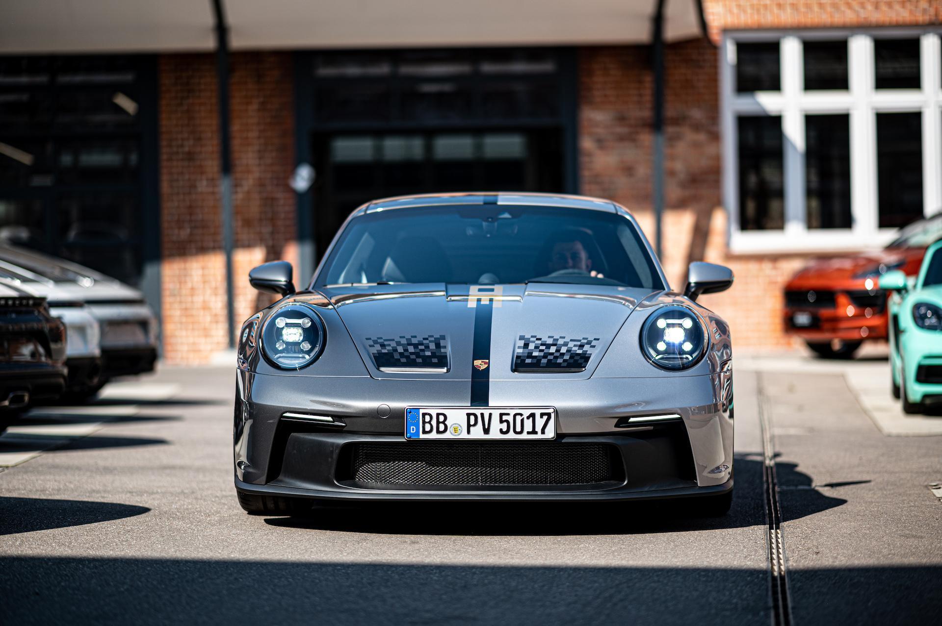 Porsche Exclusive Manufaktur 以 911 GT3 Cup 為基礎，進行廠內重新配置後，成為披上 30 周年紀念塗裝、可在公路行駛的 911 GT3。
