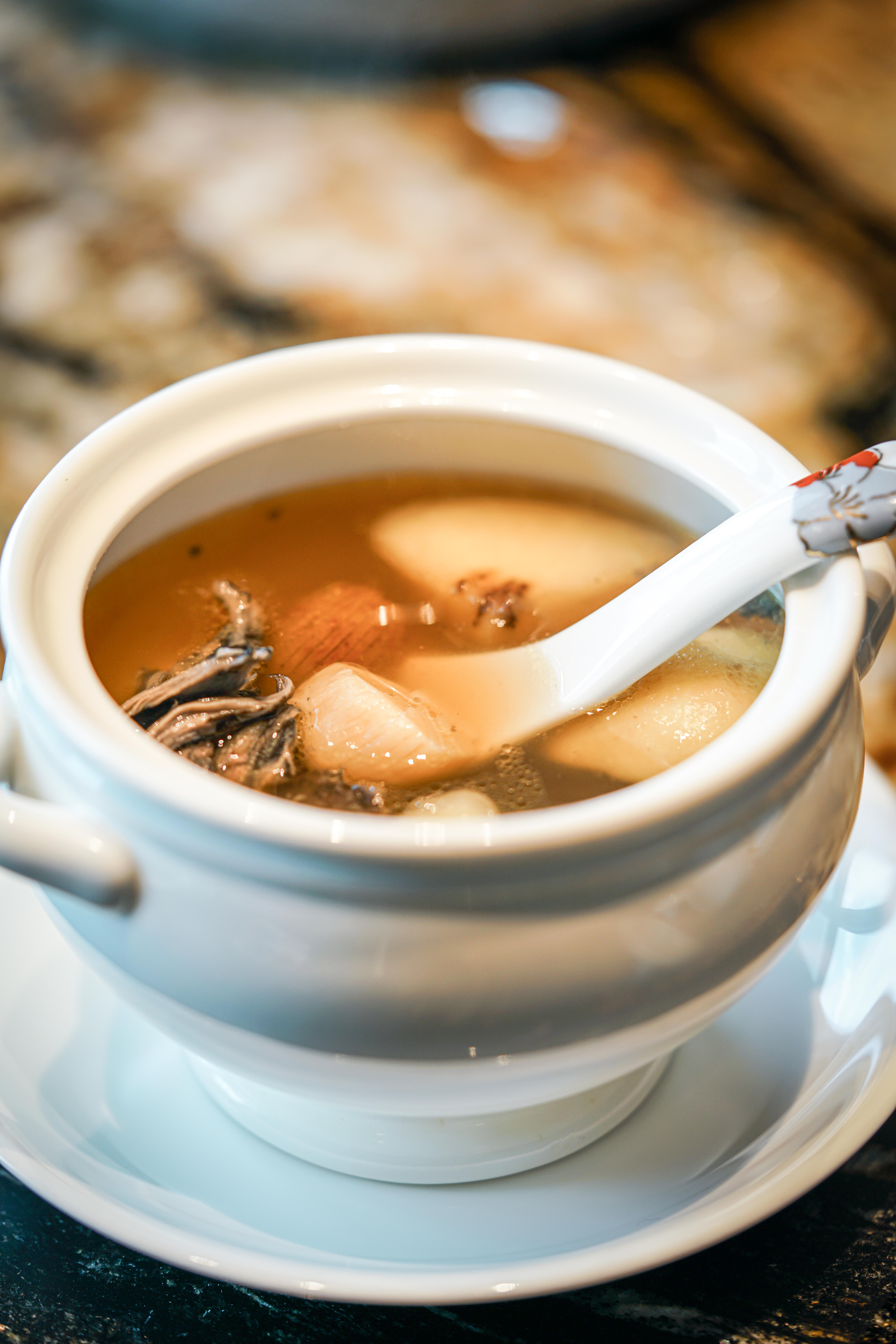 煲湯「水蜜桃瑤柱燉烏雞」，桃香蜜蜜，溫潤甘鮮。（480元／份）（捌伍添第提供）
