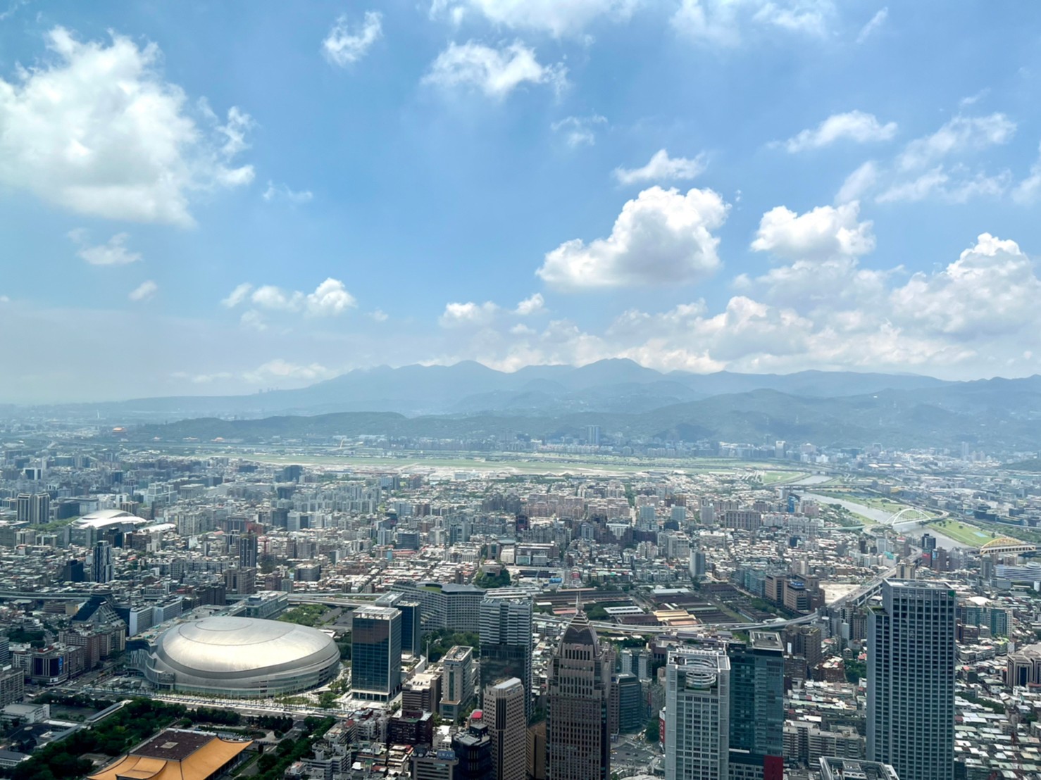 「捌伍添第」的高空景觀可欣賞都會感十足的信義區。