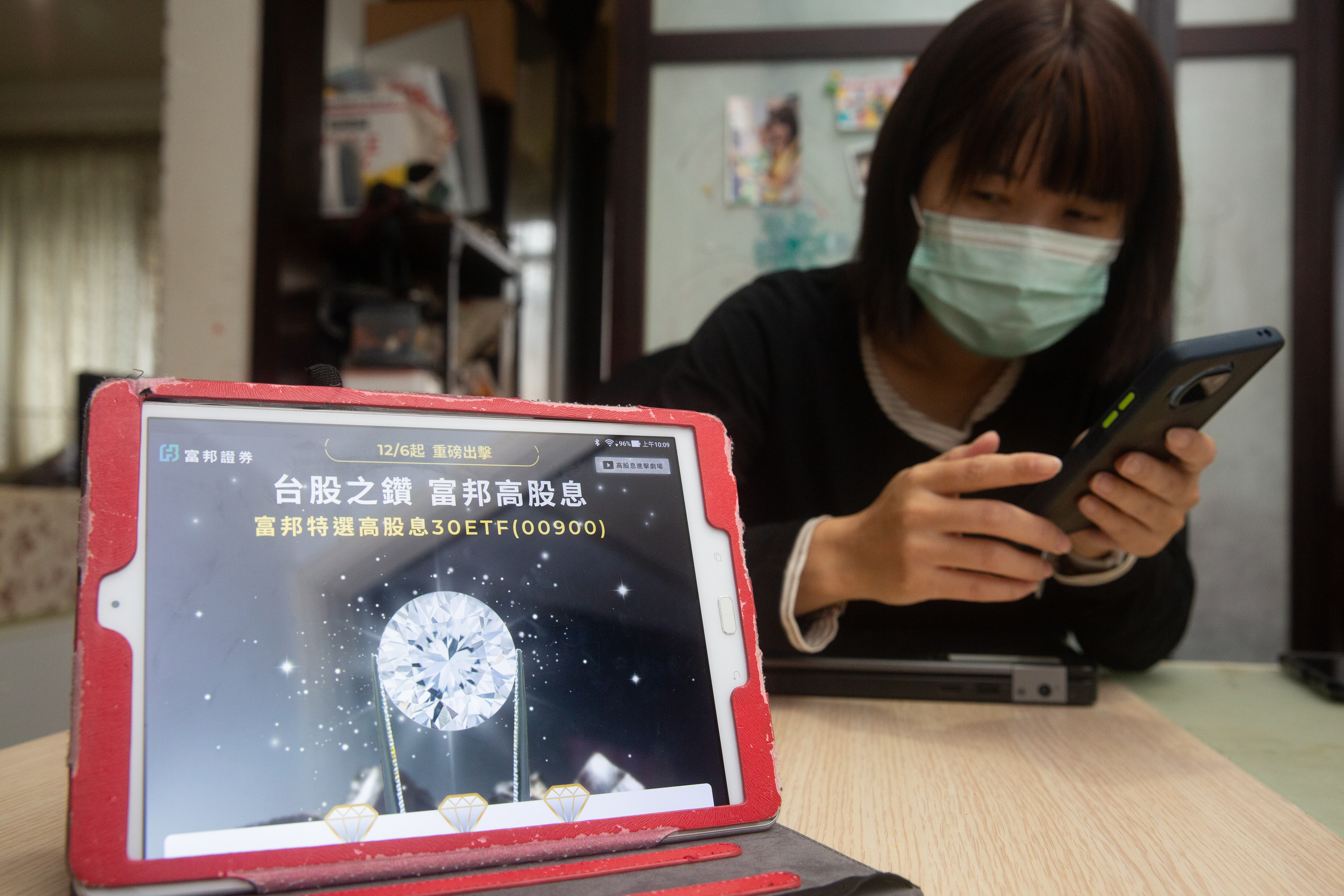 富邦特選高股息30（00900）ETF將在8月16日除息，單次配息率逾10％，讓高股息ETF再掀話題。