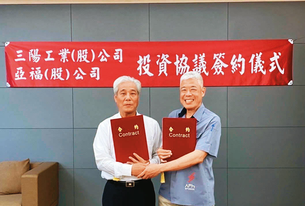 吳清源(左)斥資34.7億元入主亞福儲能,將在高雄南科興建鋁電池量產廠。(三陽提供)