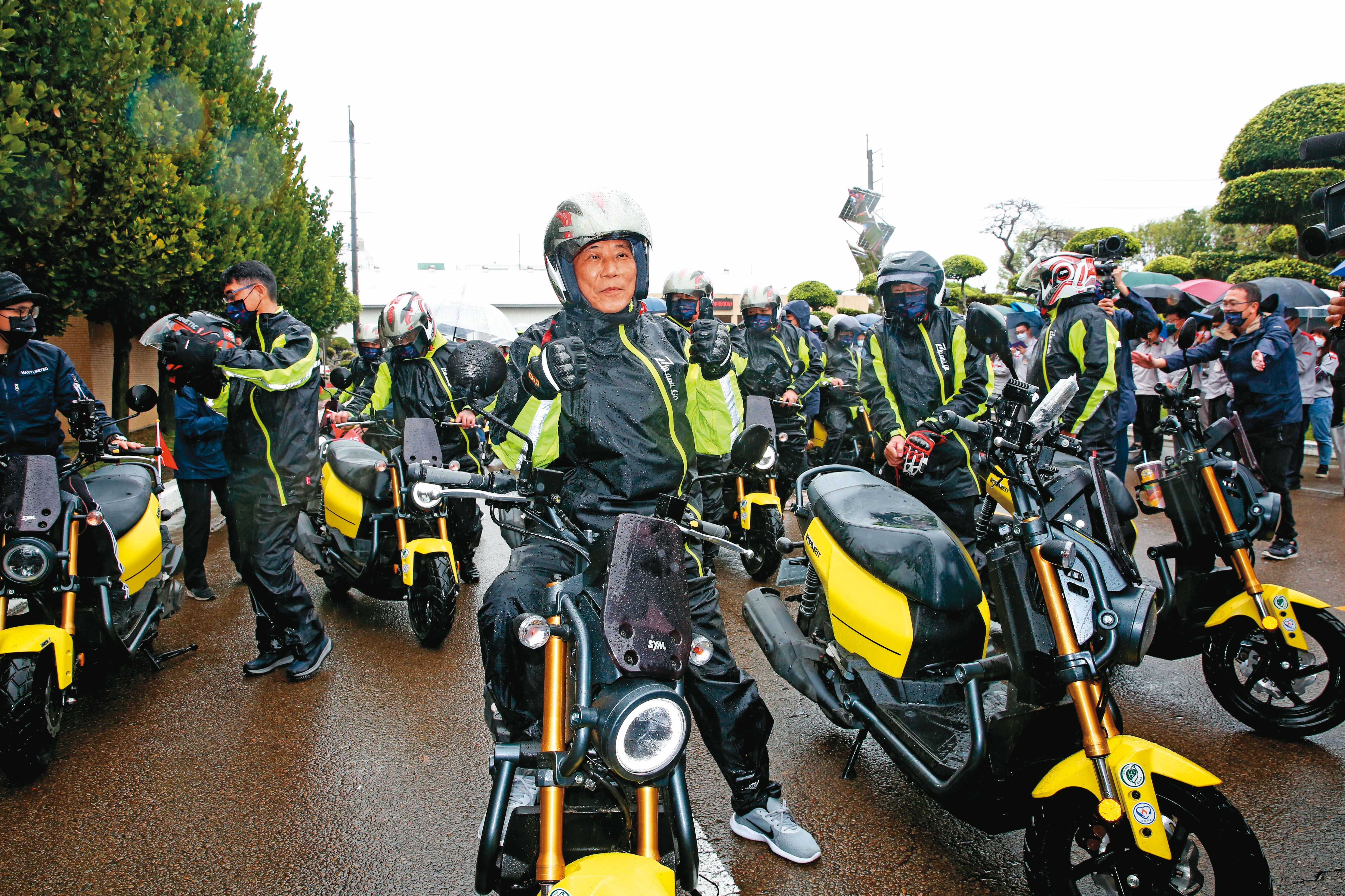 吳清源3月熱血環島，騎BT Series靈獸系列新車鼓舞全台經銷商，預告台灣2輪車市進入市場拉鋸戰。
