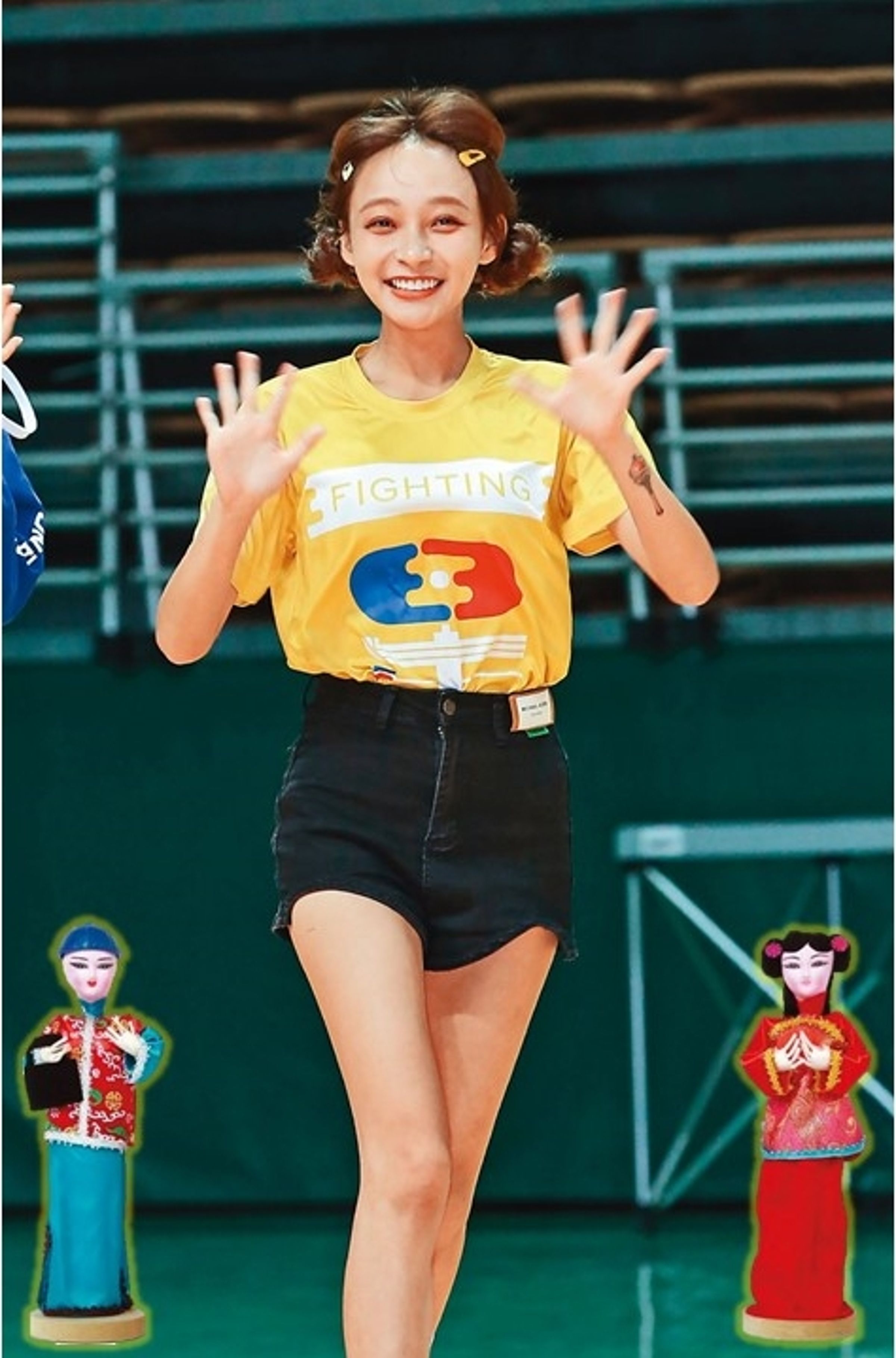 一陣風吹開林襄的瀏海，一秒變身「金童玉女」，大熱天看了甘霖涼。（咦？）紙紮的金童玉女（下方）通常盛裝造型用於引路。（翻攝自爆料公社）