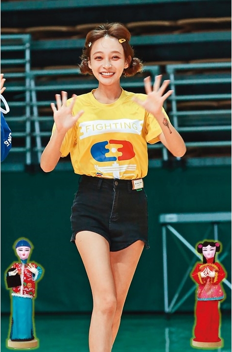 一陣風吹開林襄的瀏海，一秒變身「金童玉女」，大熱天看了甘霖涼。（咦？）紙紮的金童玉女（下方）通常盛裝造型用於引路。（翻攝自爆料公社）