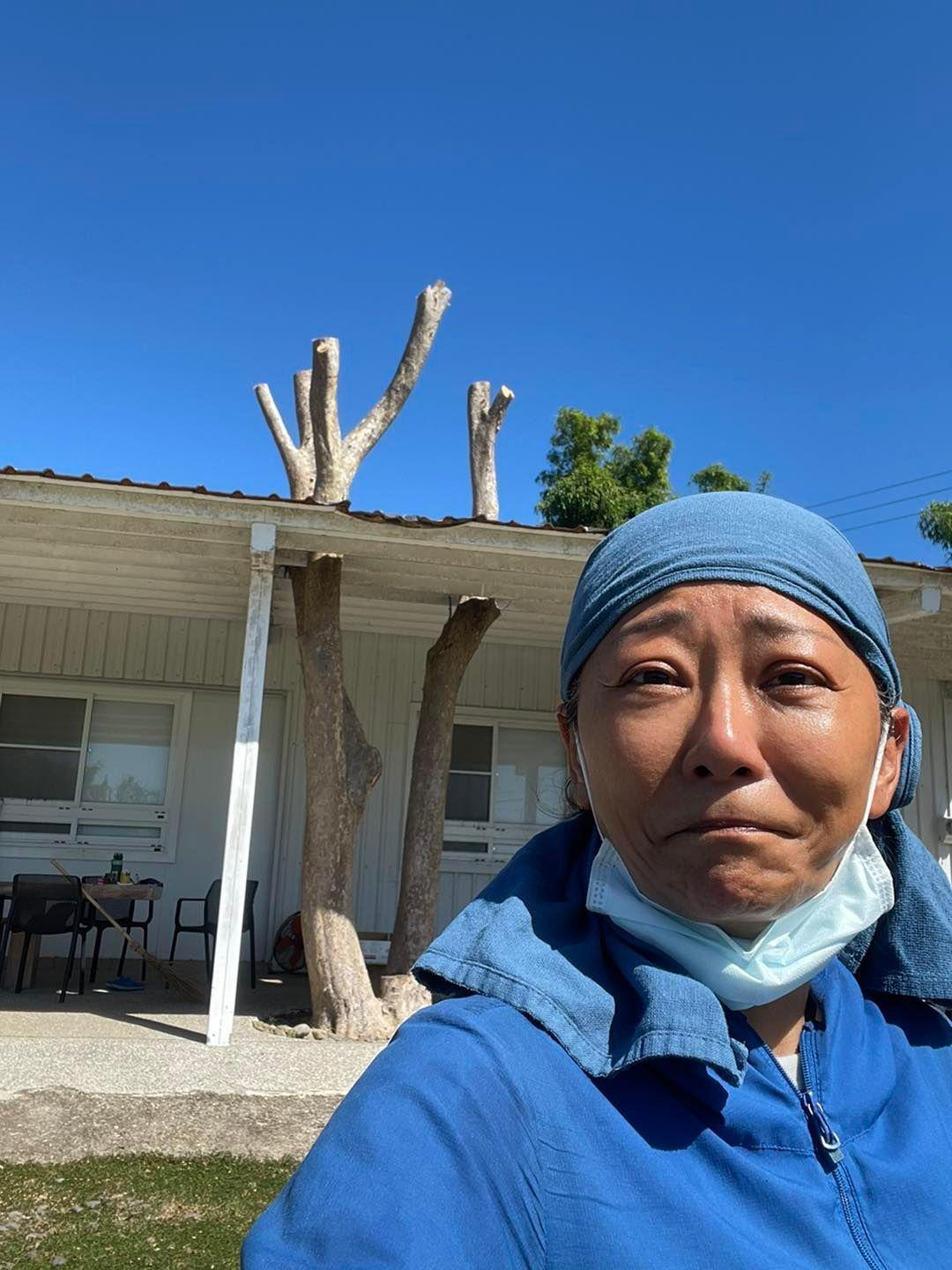曹蘭愛犬動手術體內卻留有兩坨紗布讓她氣得在臉書發文控訴醫院。(翻攝自曹蘭蘭蘭蘭臉書)