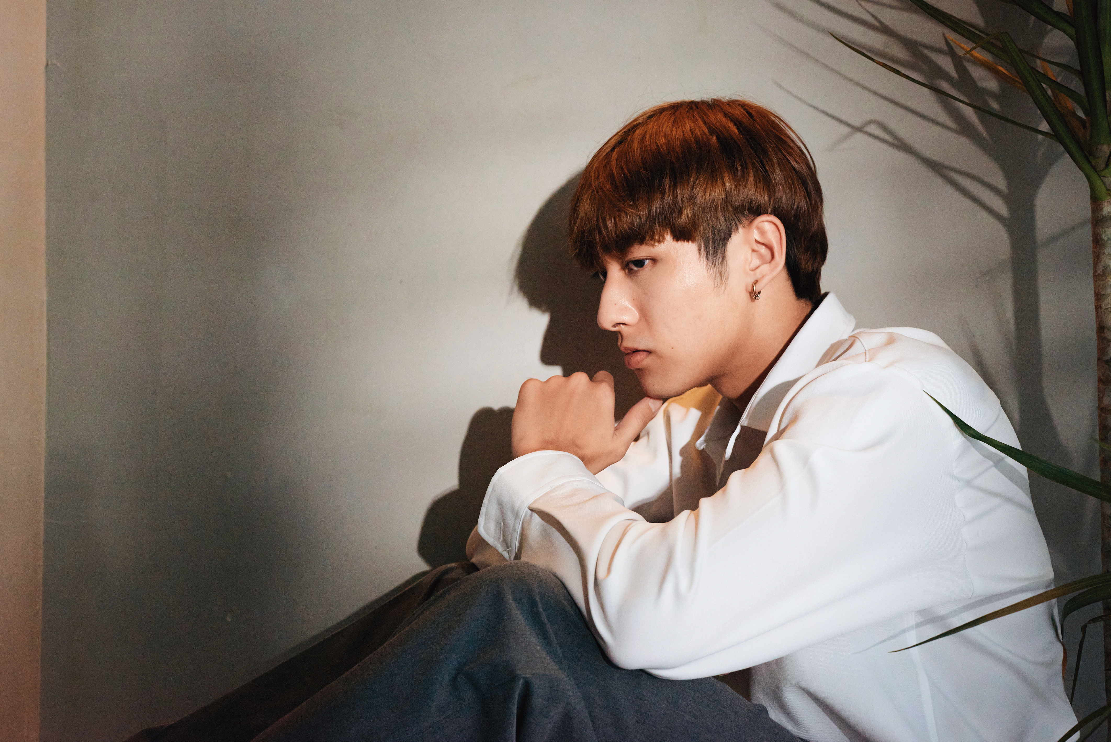 李承隆私下是個害羞的台南男孩，前陣子騎車發生意外，在見面會前摔斷了右手掌骨。