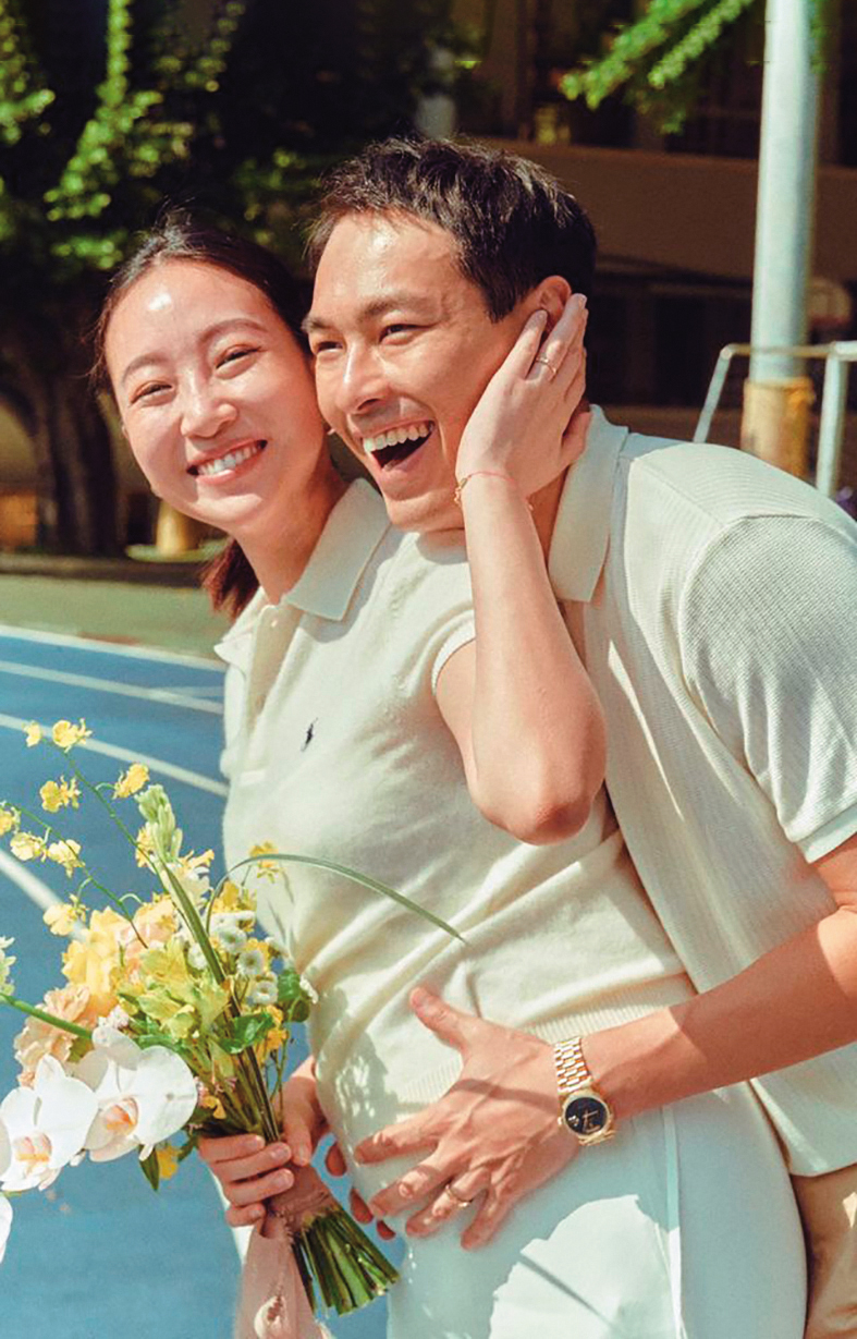 2年前楊祐寧與Melinda登記結婚後，在附近校園操場拍下另類結婚照，超級甜蜜。（翻攝自楊祐寧臉書）