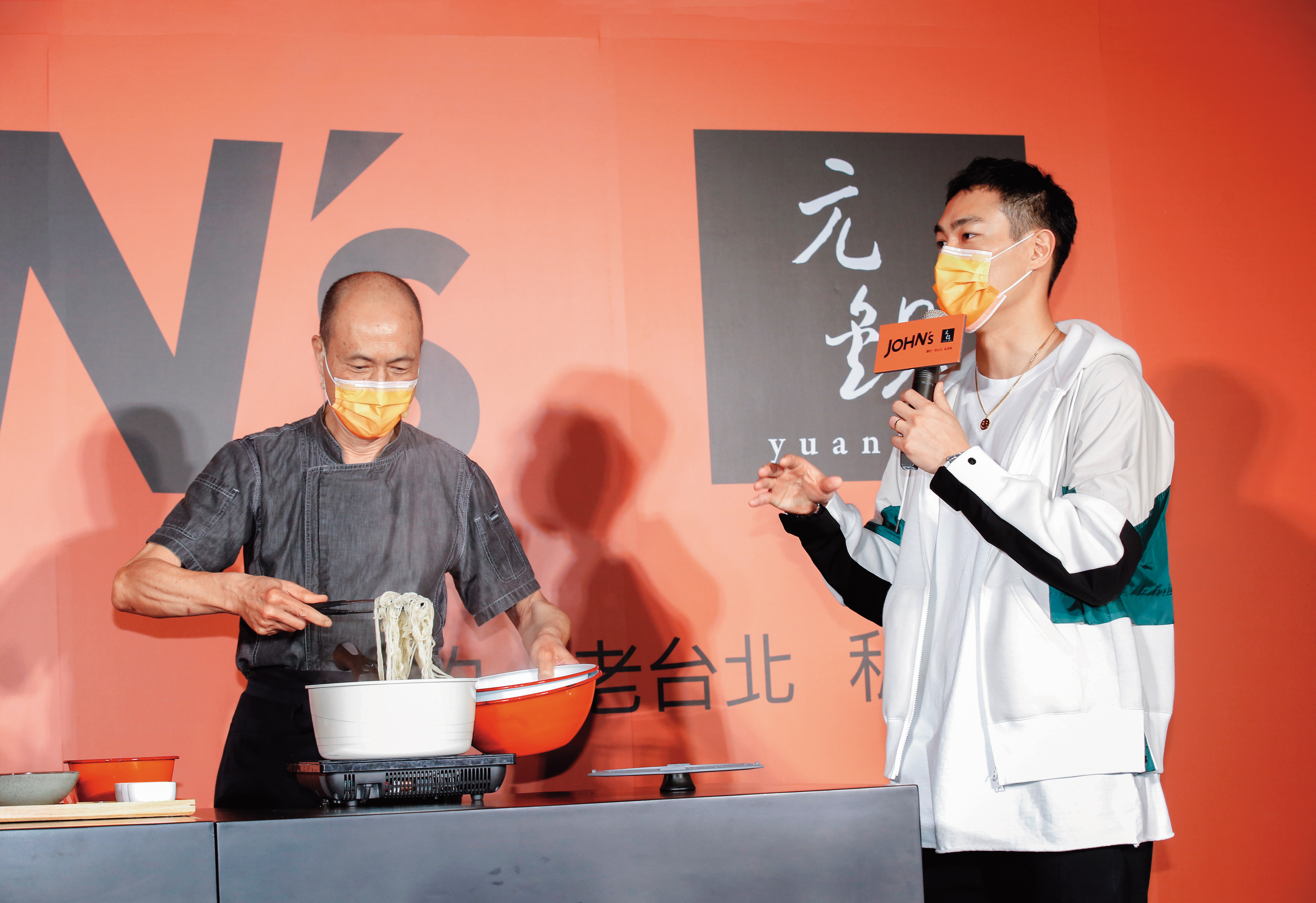 年初楊爸(左)經營的元鍋發表新食品計畫,楊祐寧(右)特地為老爸站台,推銷自家美食。