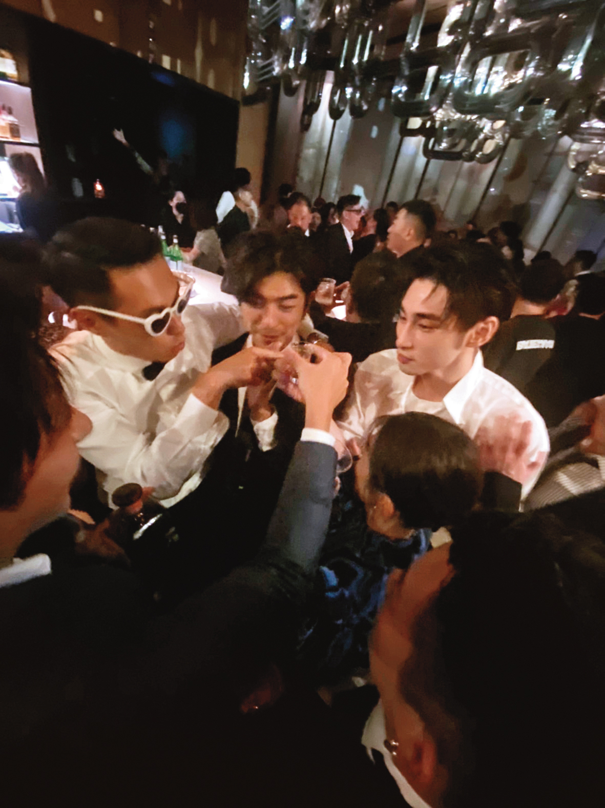 會後趴上演灌酒大亂鬥戲碼,楊祐寧(左)猛灌陳柏霖(中)酒,最後反而是自己醉爆。(讀者提供)