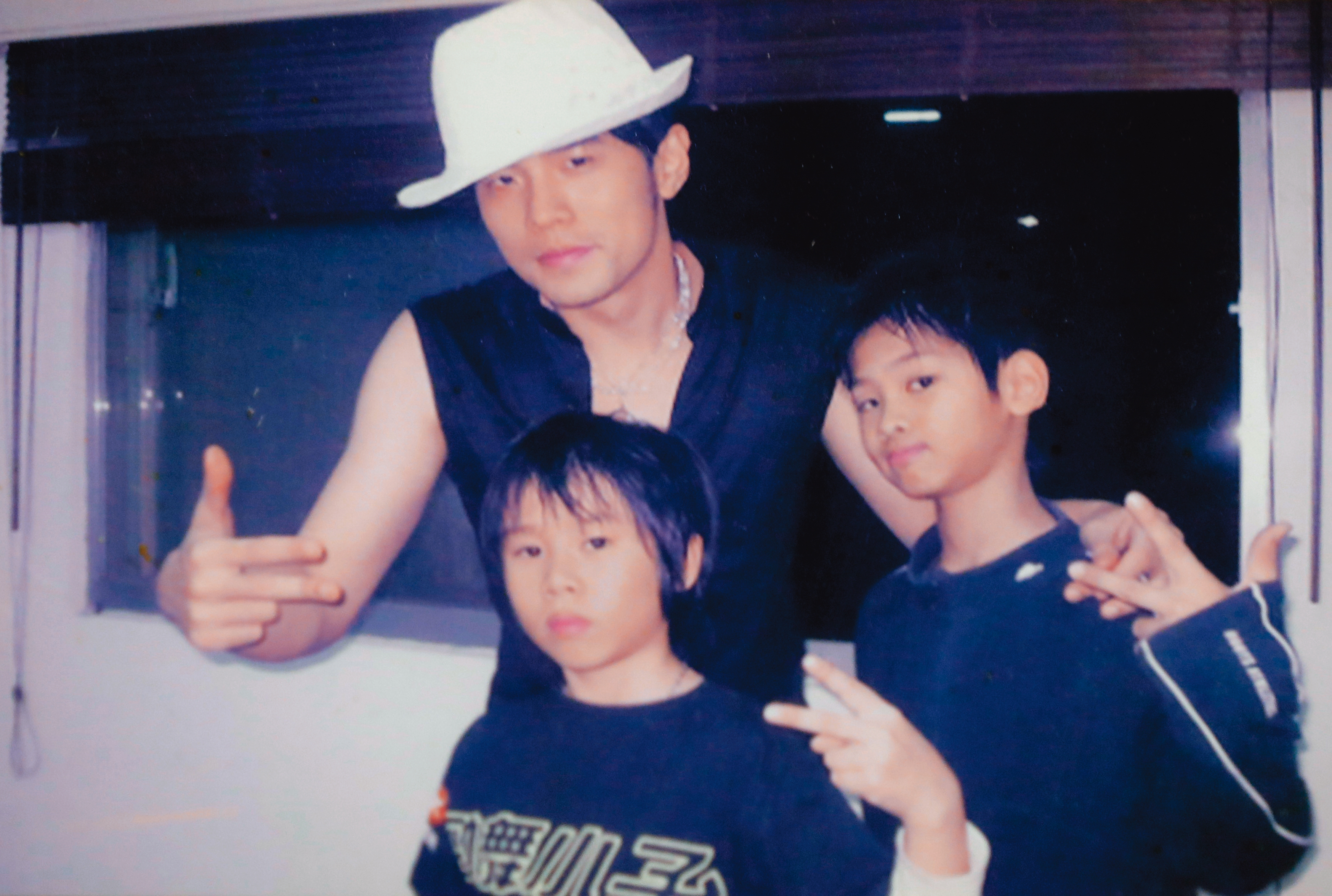 夏浦洋(右)幼時就愛跳舞,曾在周杰倫(中)演唱會上同台表演。(夏浦洋提供)