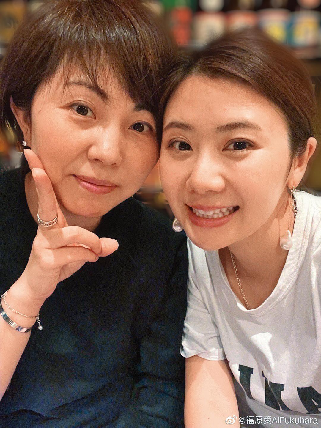 福原愛(右)有閨密湯媛媛(左)幫腔,轟江宏傑「趕盡殺絕」,但也被反酸沒有了解實情。(翻攝自福原愛AiFukuhara微博)