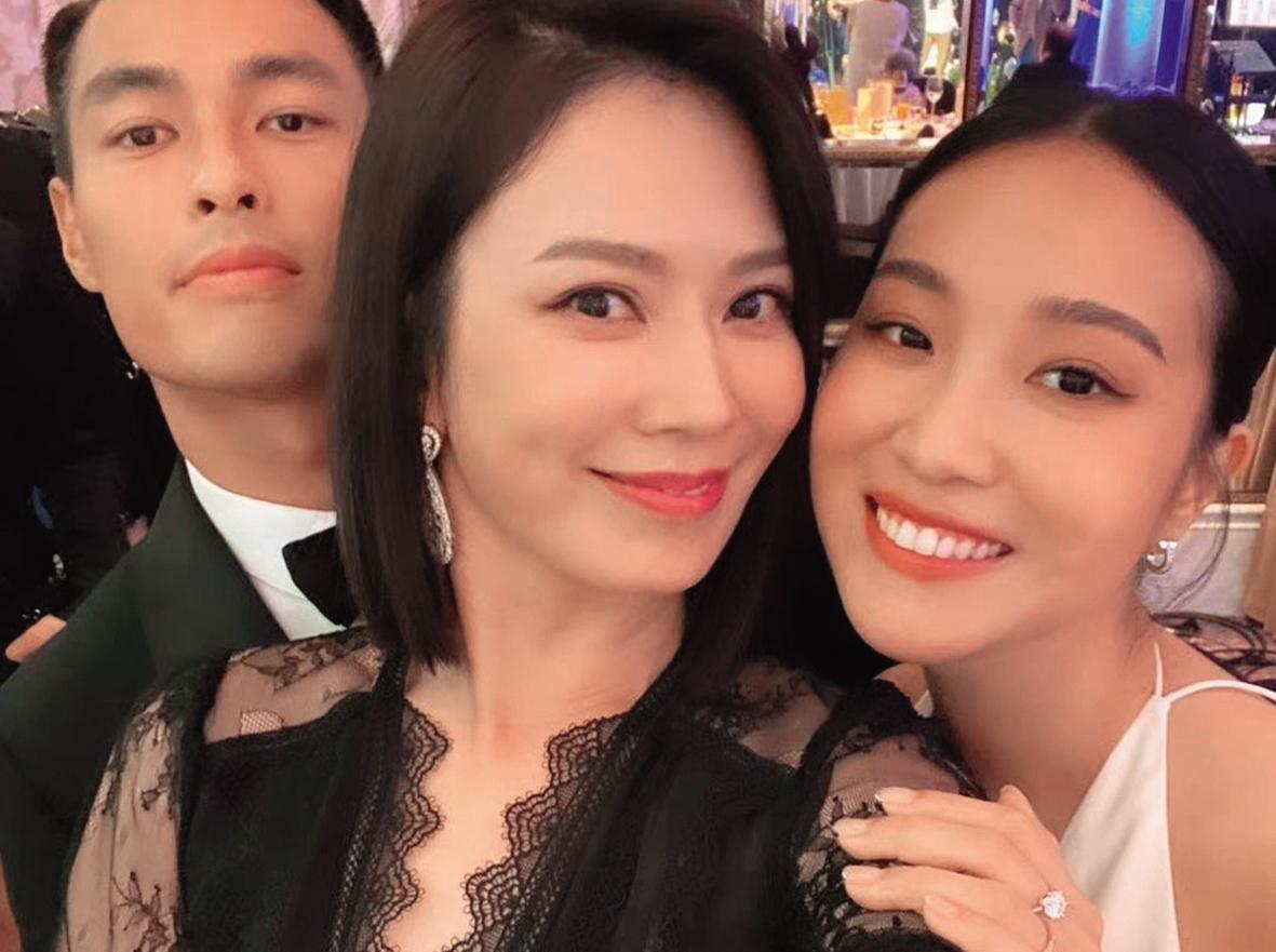Melinda(右)與閨密Melody(中)貼臉拍照,楊祐寧(左)在後方探出腦袋搶鏡,現場氣氛開心。(翻攝自melodykliu IG)