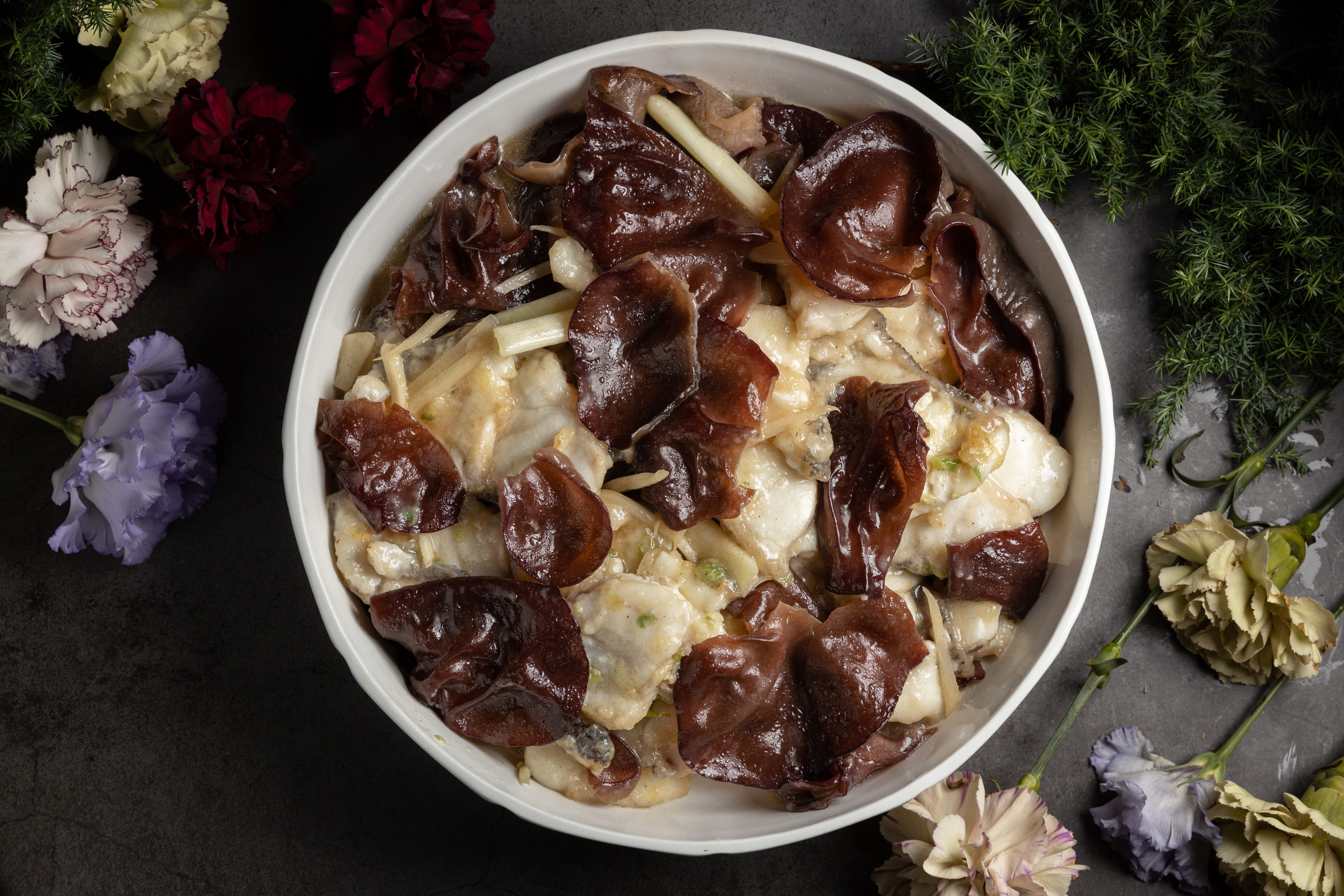 醋溜木耳燴石斑，魚肉嫩、木耳脆，現在吃最得時。