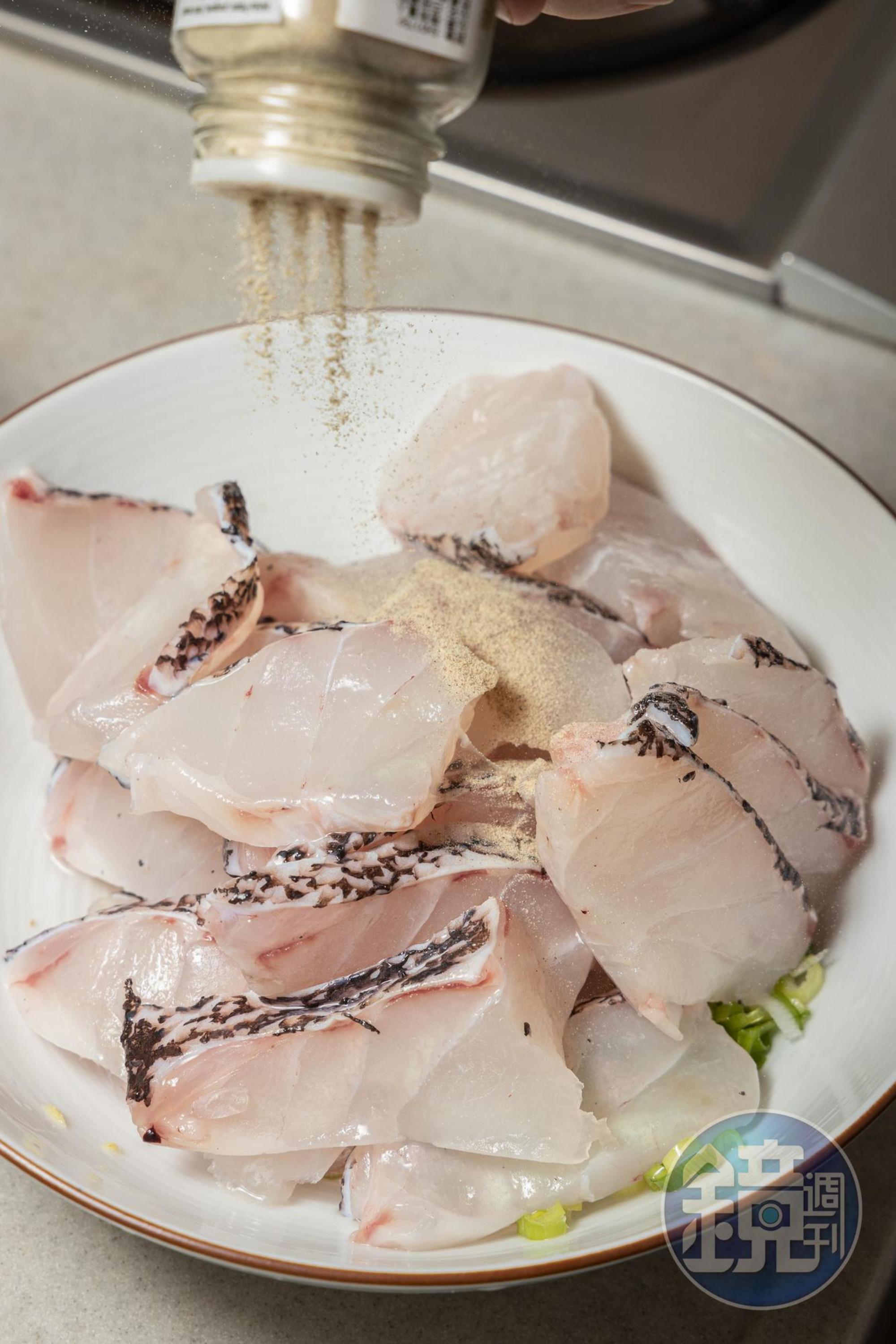 開始下蔥、薑、米酒、胡椒醃魚片。