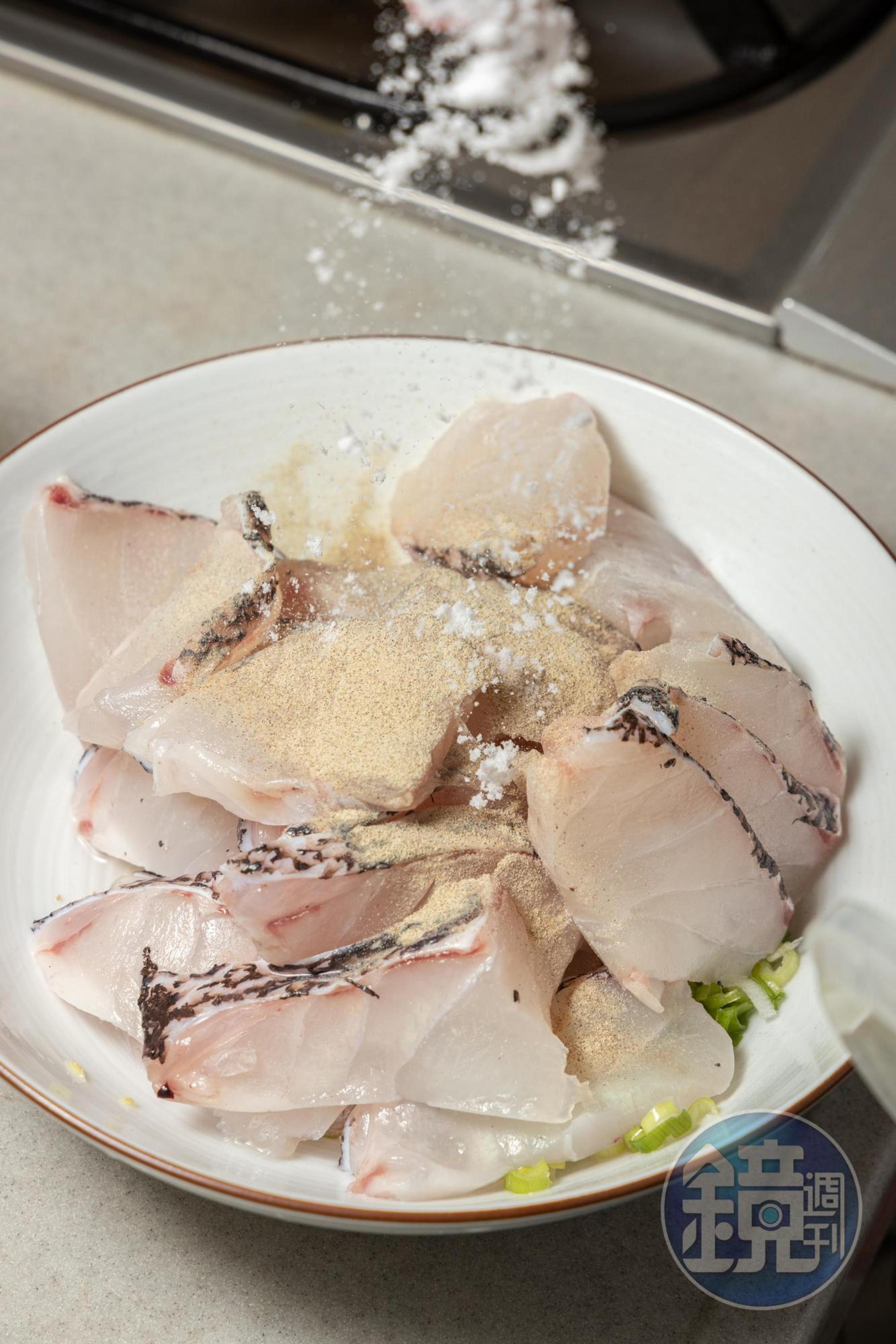 下鹽巴而非醬油醃魚片。