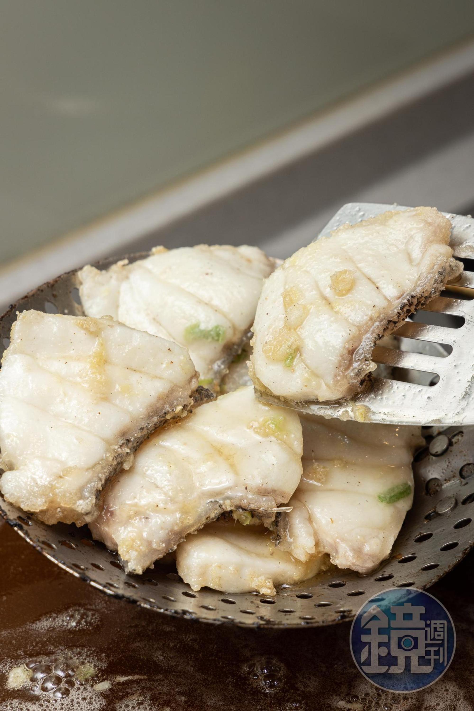 撈出魚片瀝油。