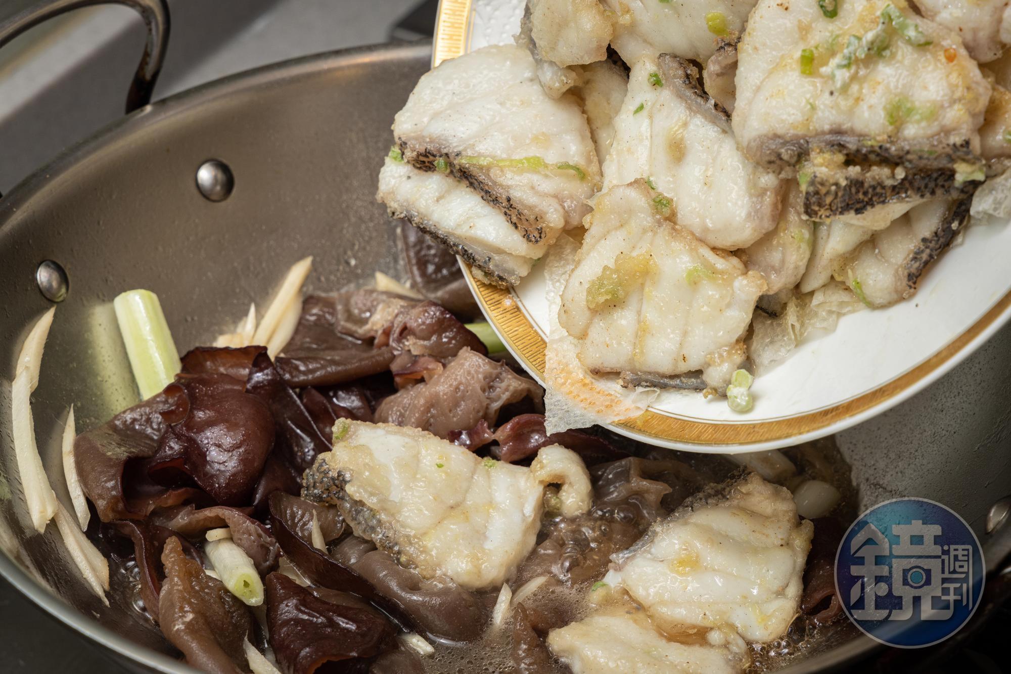 倒入魚片。