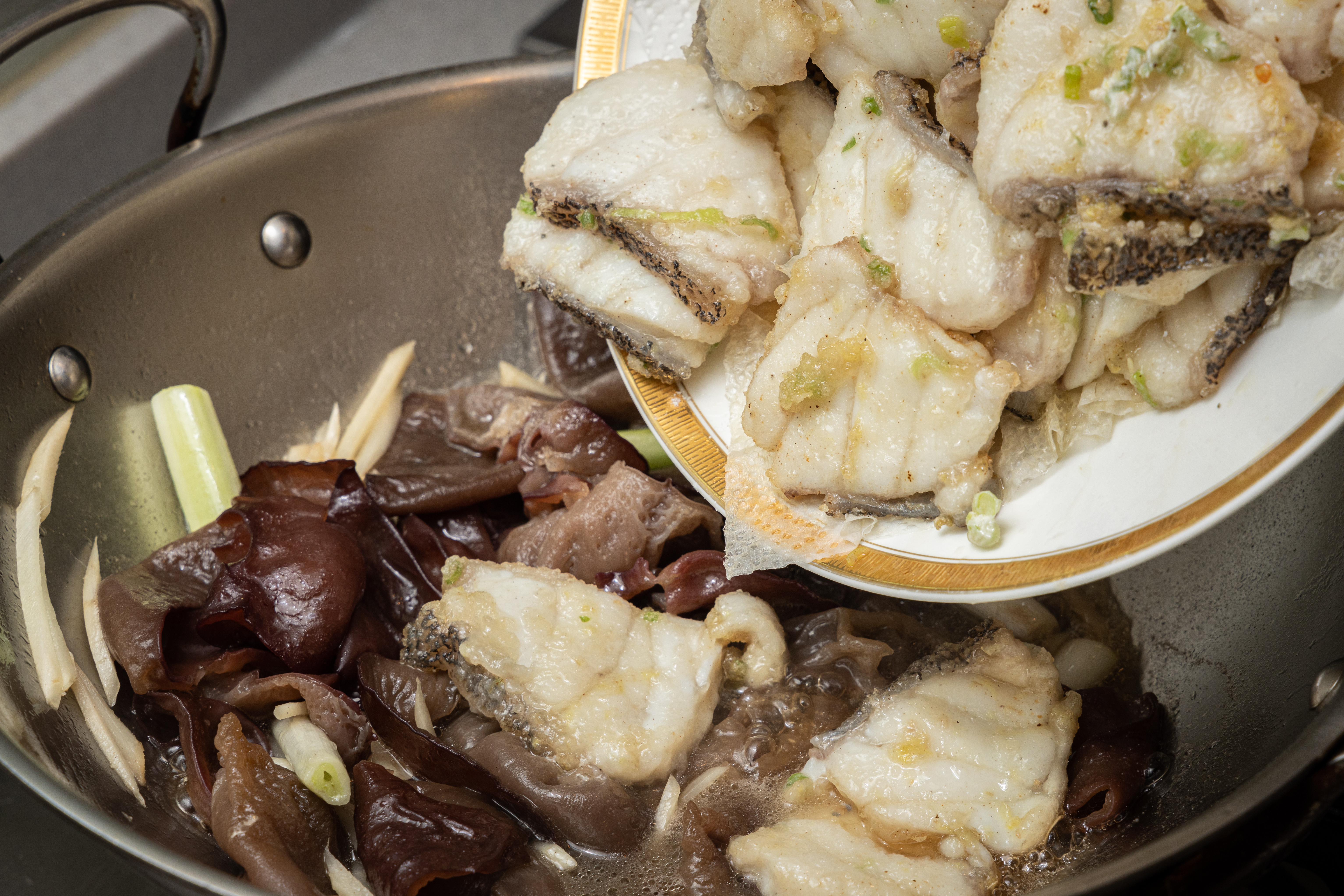 倒入魚片。