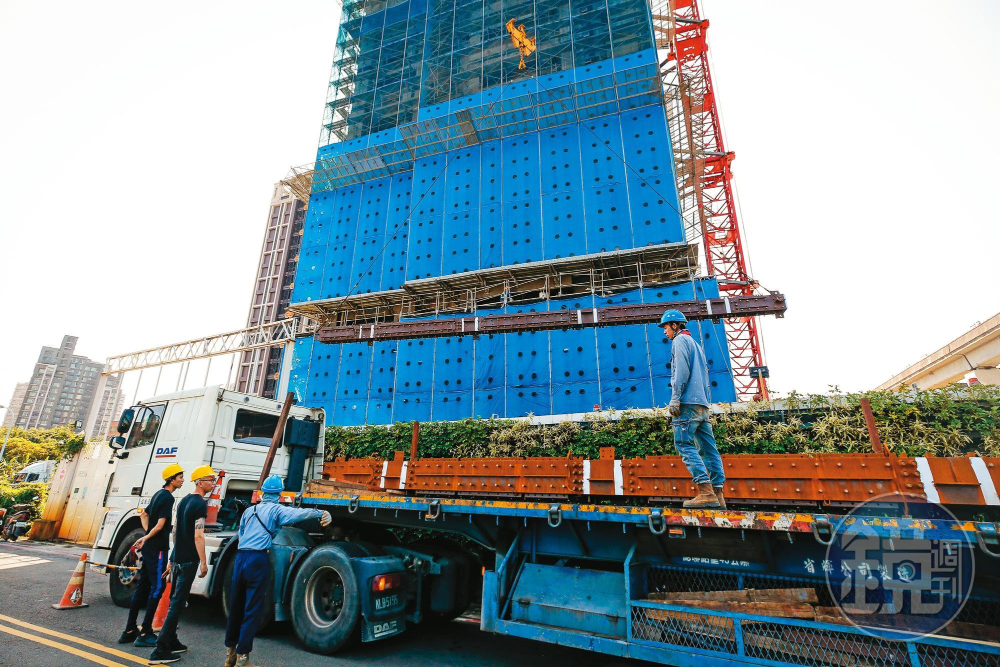 興建台北雙子星相當於蓋1.5座台北101，屆時鋼骨需求可想而知。圖為大型貨車載運鋼骨至某大樓工地。（資料照片）