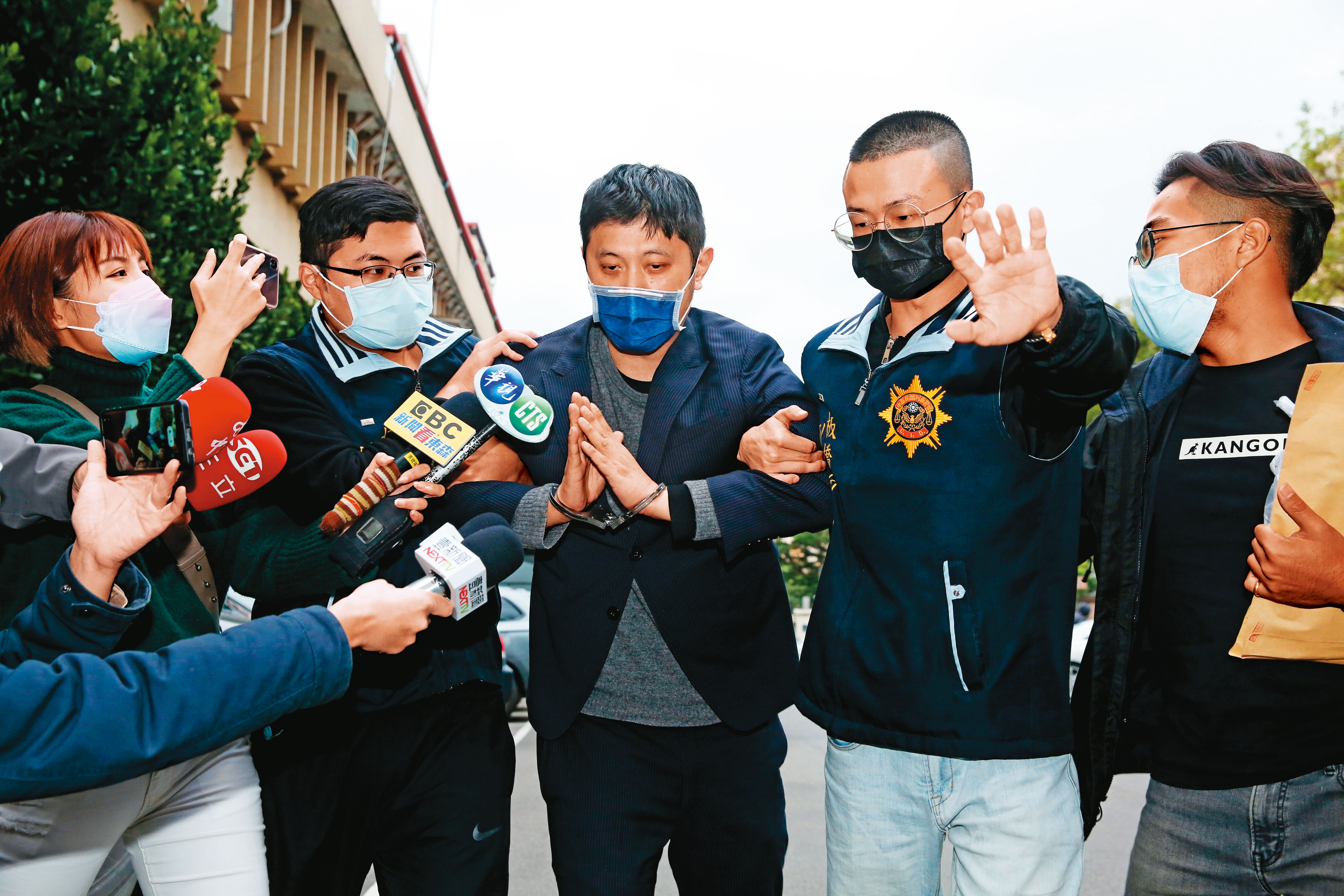 林秉樞（中）因家暴高嘉瑜遭收押時，一度對著媒體高調喊冤。