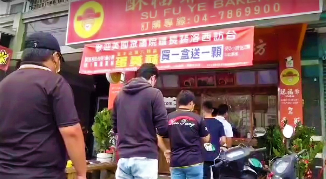 業者掛出活動的紅布條後，吸引不少消費者上門排隊。（業者提供）