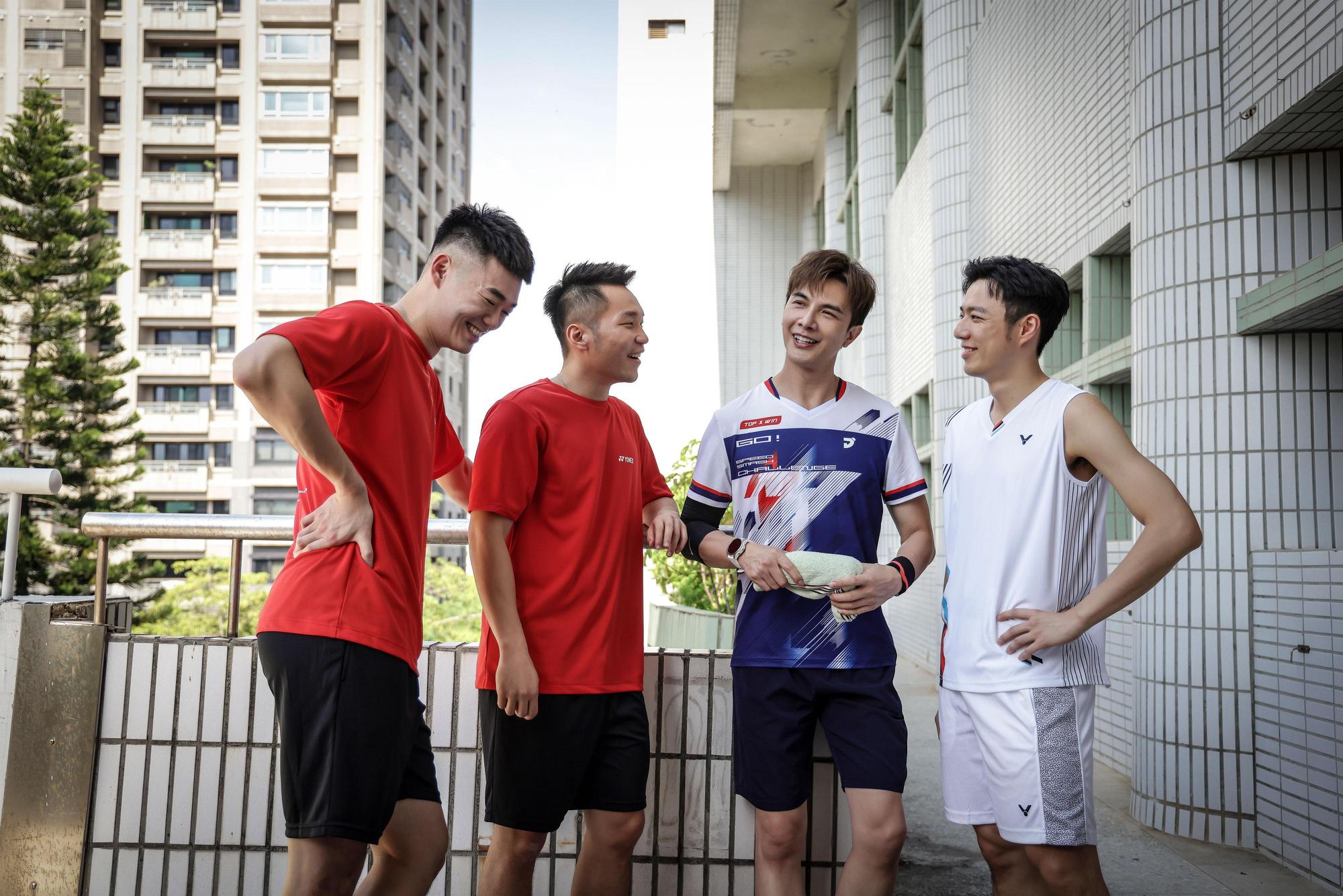 民視《決勝的揮拍》謝佳見和王子維搭檔出戰李洋、王齊麟，四人PK羽球，要讓觀眾看球技跟演技。（民視提供）