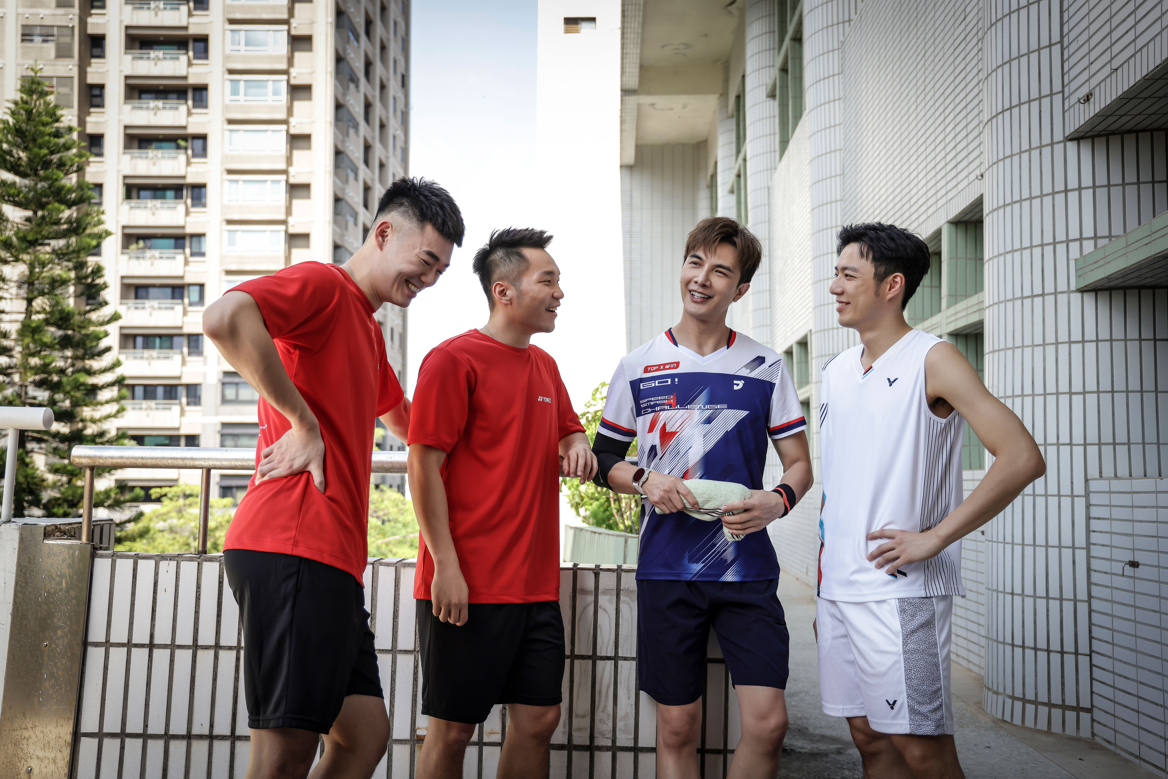 民視《決勝的揮拍》謝佳見和王子維搭檔出戰李洋、王齊麟，四人PK羽球，要讓觀眾看球技跟演技。（民視提供）