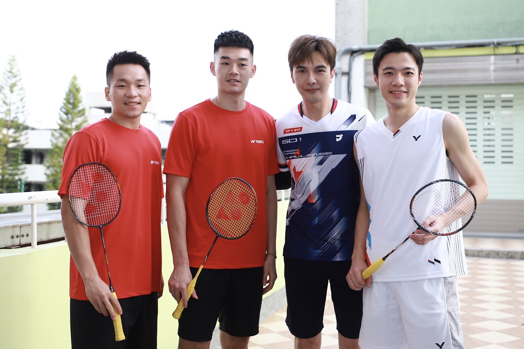 左起李洋、王齊麟、謝佳見、王子維在民視《決勝的揮拍》中PK羽球，要讓觀眾看球技跟演技。（民視提供）