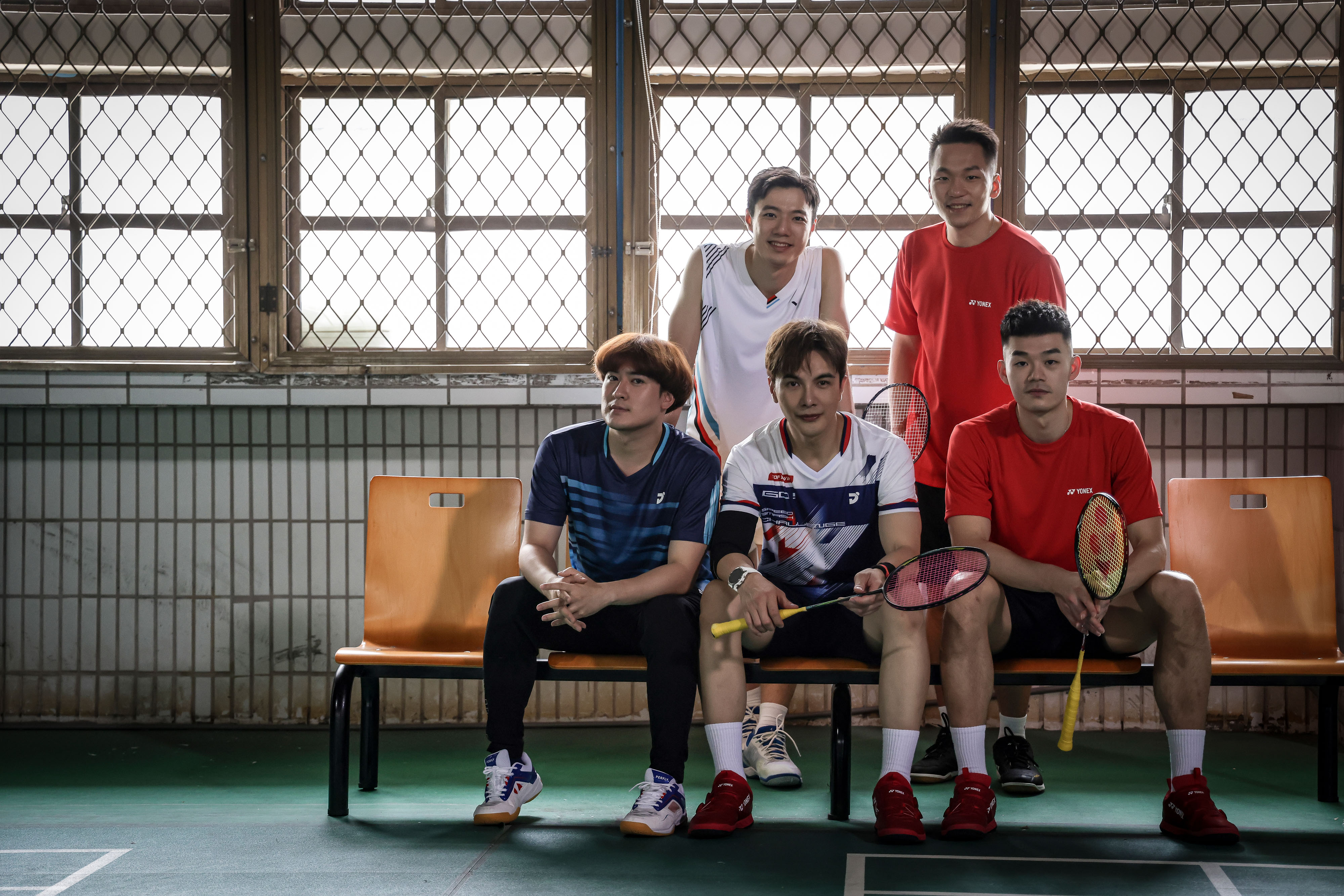 民視、馬來西亞Astro歡喜台《決勝的揮拍》，邀請重量級球星李洋、王齊麟、王子維客串演出。前排左一沈建宏、前排中謝佳見。（民視提供）