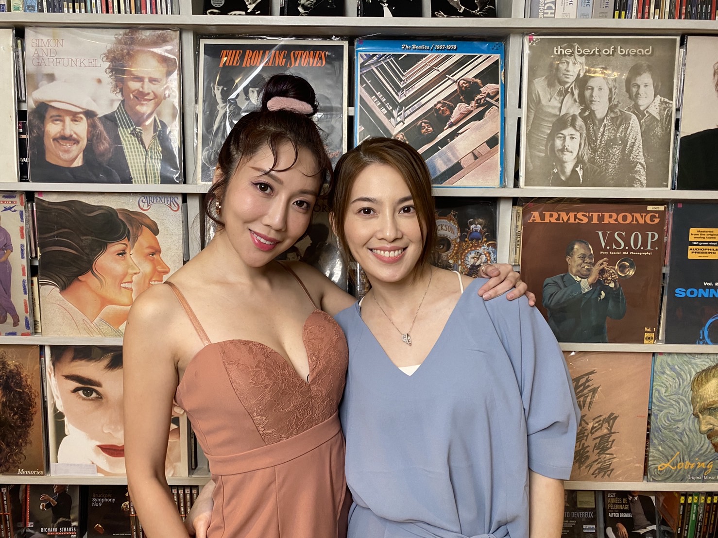 珍琳（左）上許藍方直播節目對談，話夾子一開停不下來。（17LIVE_提供）