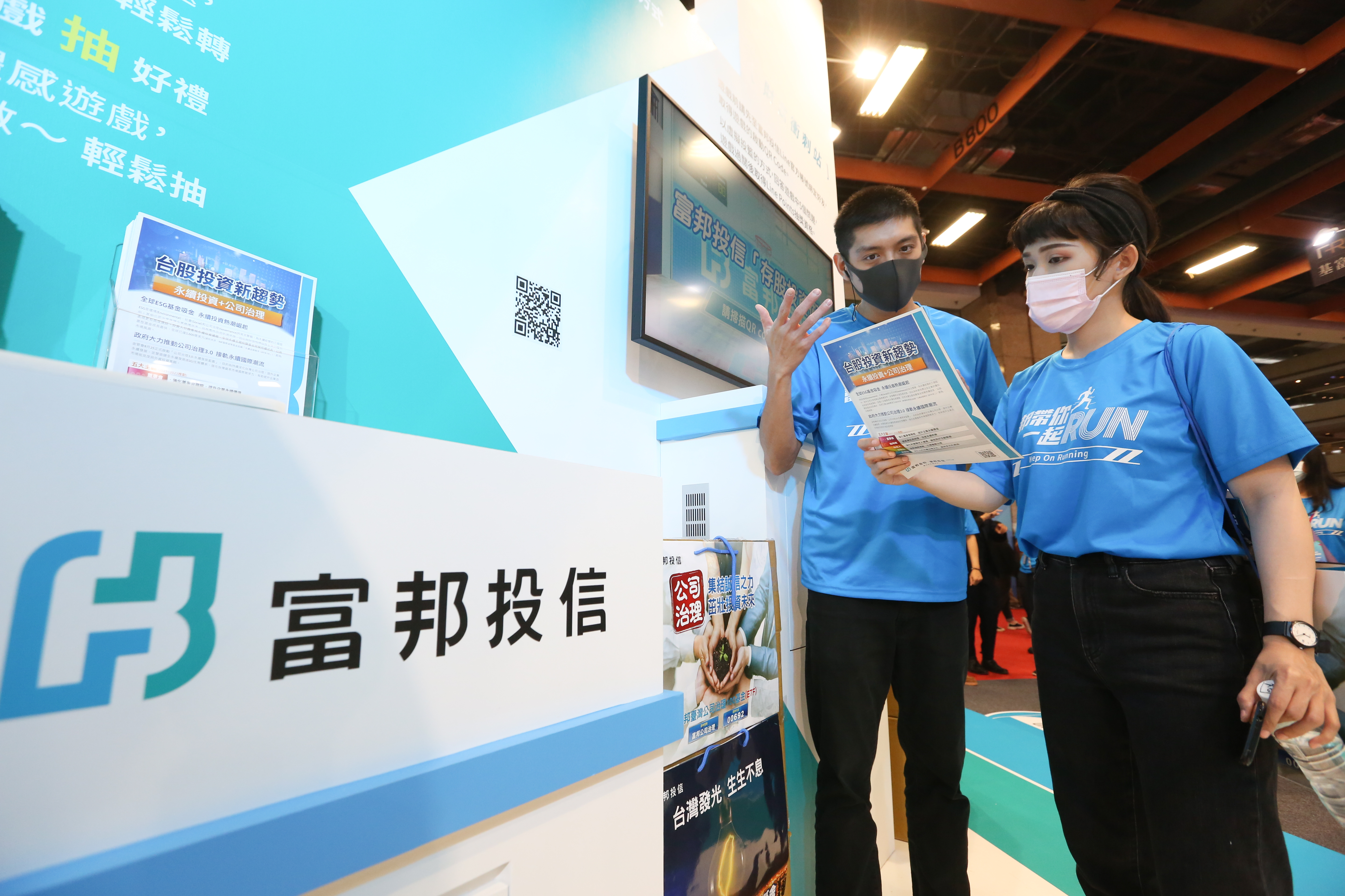 高股息ETF富邦特選高股息30（00900）收盤溢價高達8.31%，投資人須留意投資ETF的溢價風險。（本刊資料照）