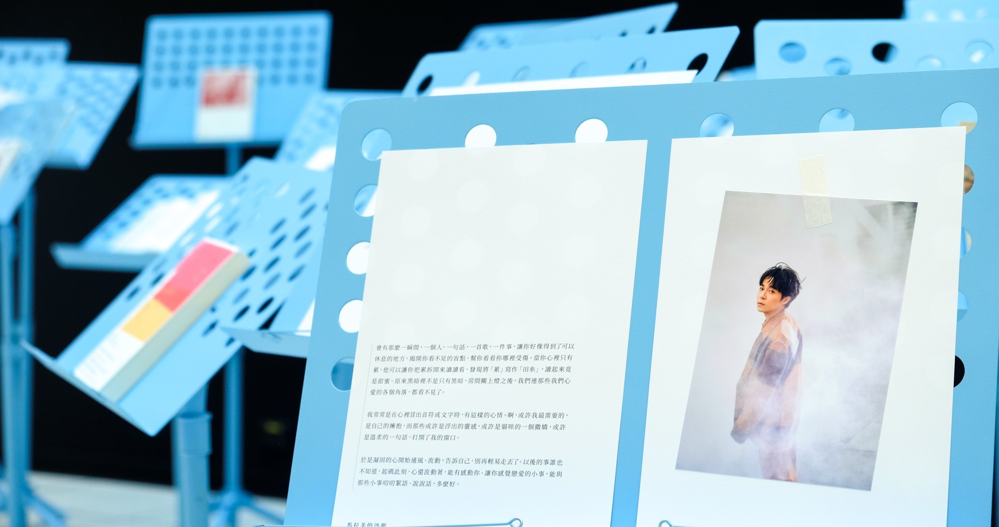 展出現場可試聽青峰新專輯《馬拉美的星期二》的片段。（環球音樂提供）