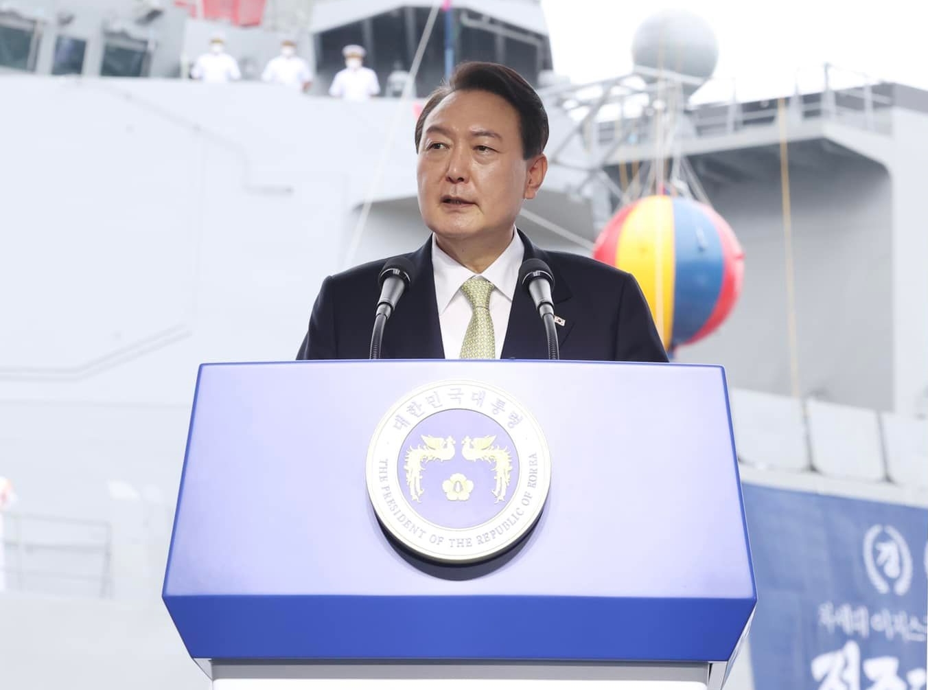 尹錫悅取消暑假度假行程，在首爾家中思考國政以挽回民心。（翻攝自尹錫悅臉書）