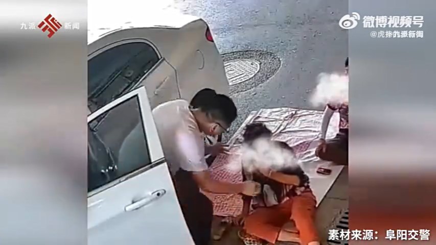 司機發現狀況不對，立刻下車察看。（翻自微博）