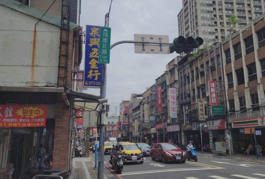 北市消防員陳屍在新北三重某間旅社裡,死狀怪異有待警方調查。(翻攝畫面)