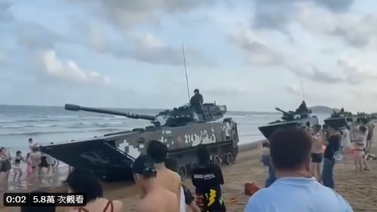 網傳解放軍在海邊大開戰車。（翻自推特）