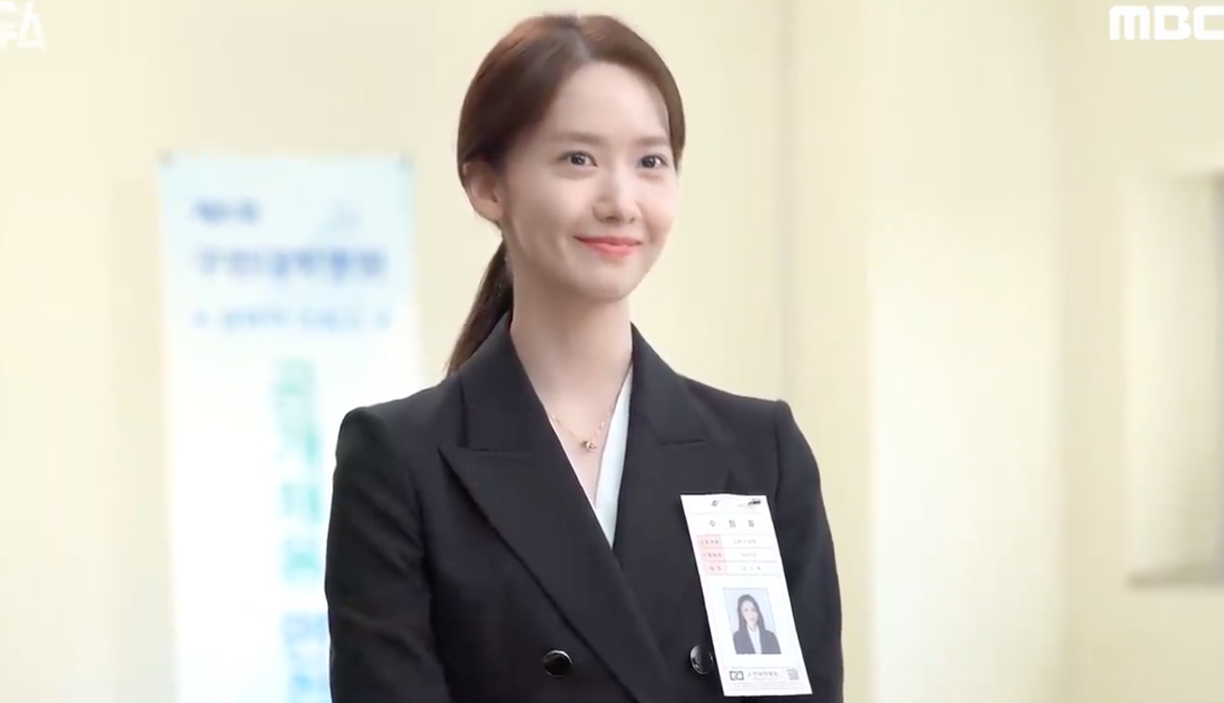 潤娥在韓劇《黑話律師》中，配戴著CHAUMET Jeux de Liens 18K玫瑰金吊墜鑽石項鍊。（翻攝自網路）