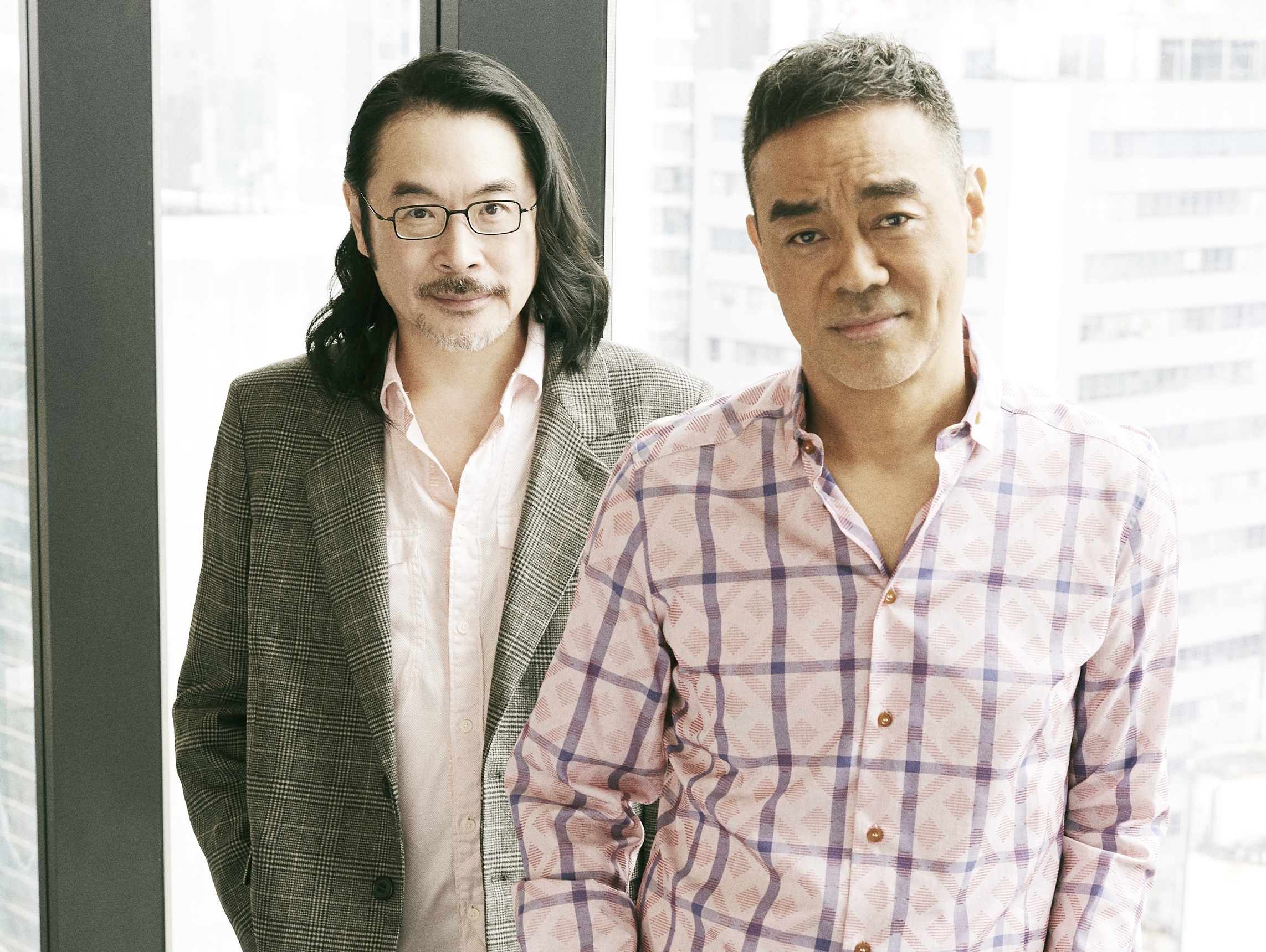 劉青雲（右）與老搭檔韋家輝久違多年再合作，雖然初見面有點陌生，但一開工默契就回來了。（華映）