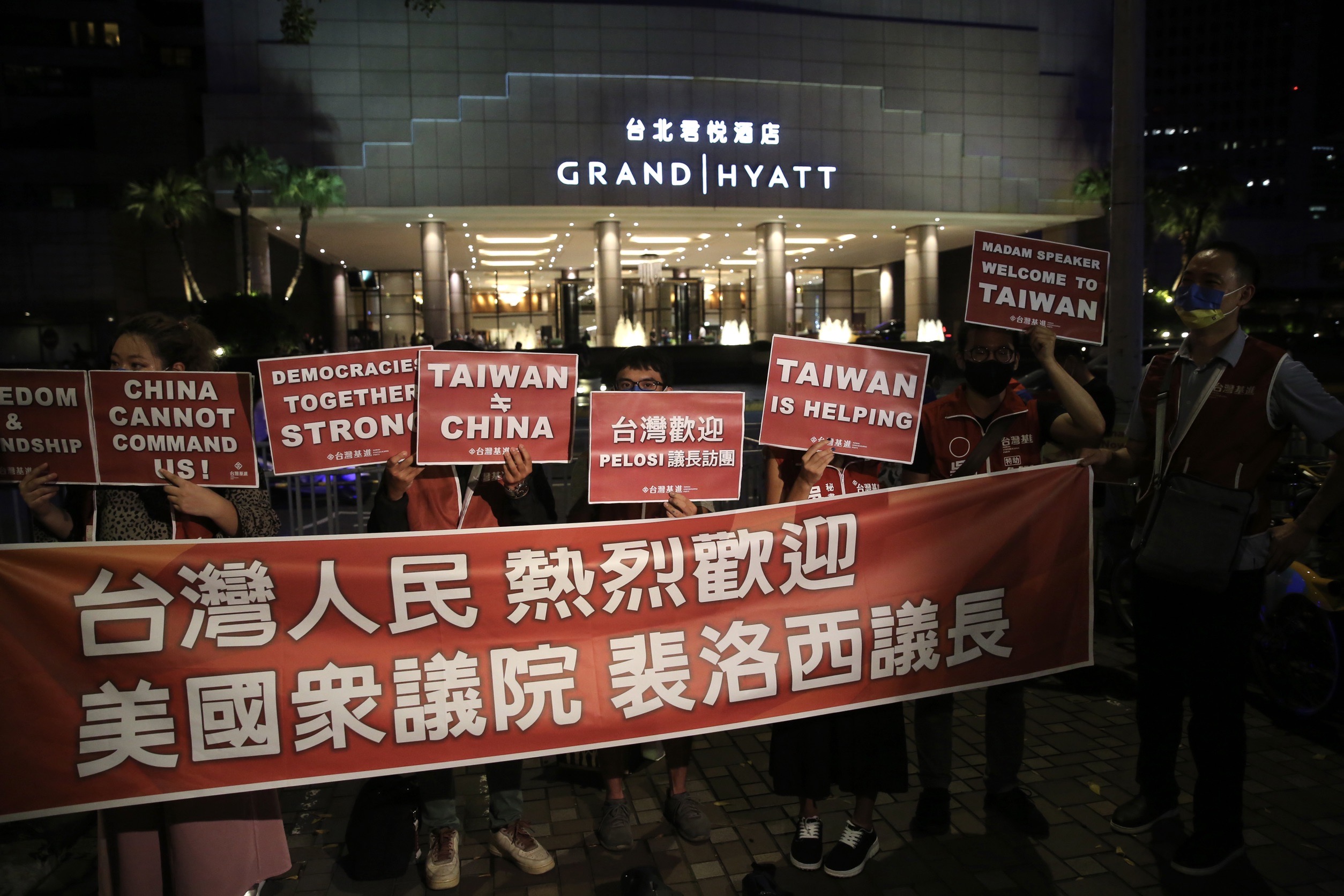 台灣基進黨手持「台灣人民，熱烈歡迎」之布條歡迎裴洛西來台。