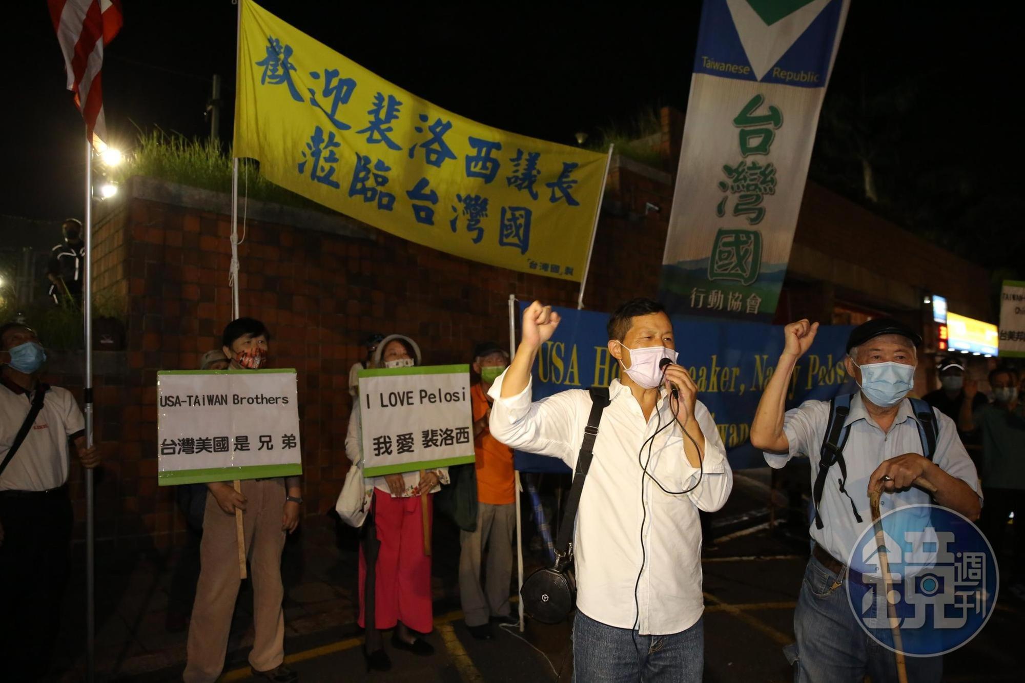 台灣國在松山機場外舉布條歡迎裴洛西訪台。