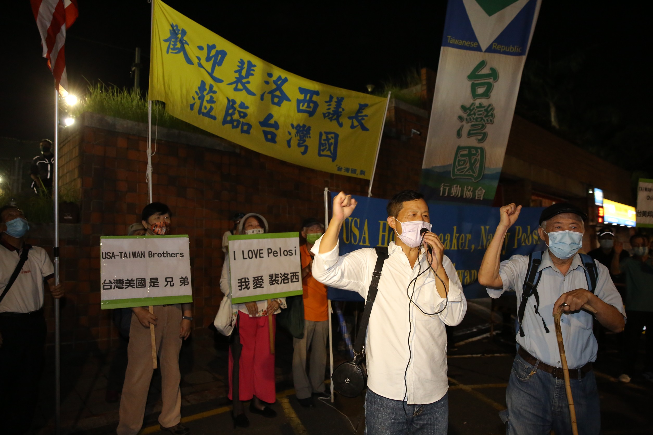 台灣國在松山機場外舉布條歡迎裴洛西訪台。