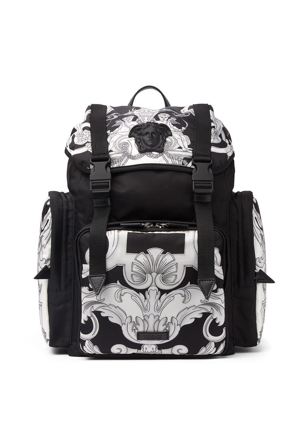 La Medusa Silver Baroque印花後背包。NT$64,000(VERSACE提供)