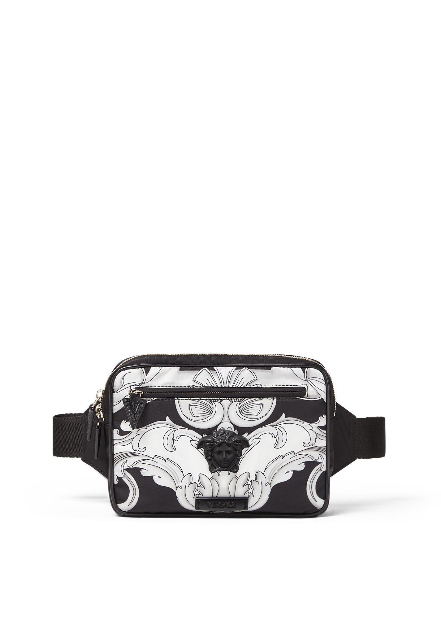 Silver Baroque Medusa印花腰包。NT$32,500(VERSACE提供)