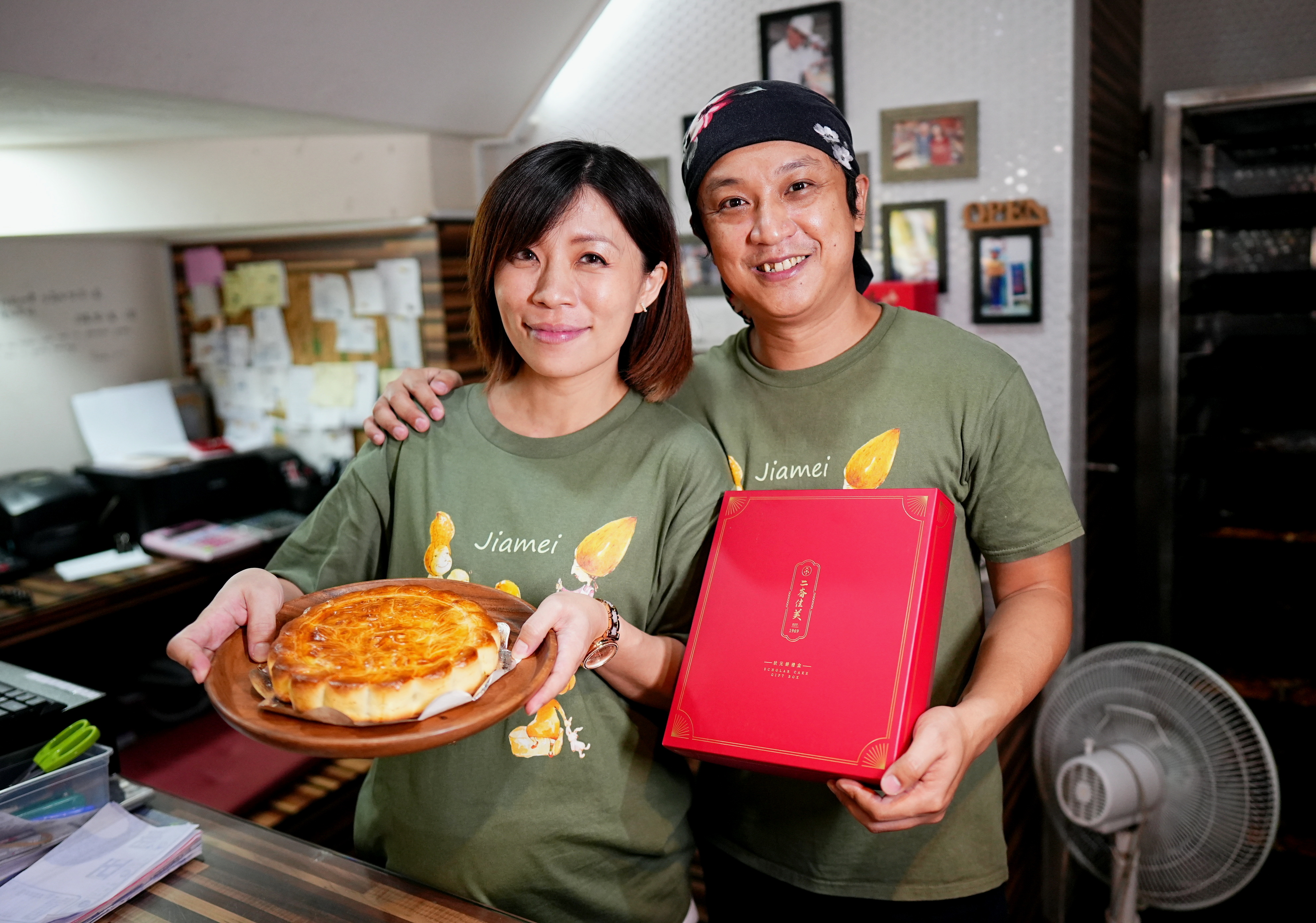 為了推銷自家餅舖，莊淑敏（左）化被動為主動，寄餅邀請美食家試吃評鑑，擄獲一票美食家推薦，順勢打開知名度，幫夫運強。