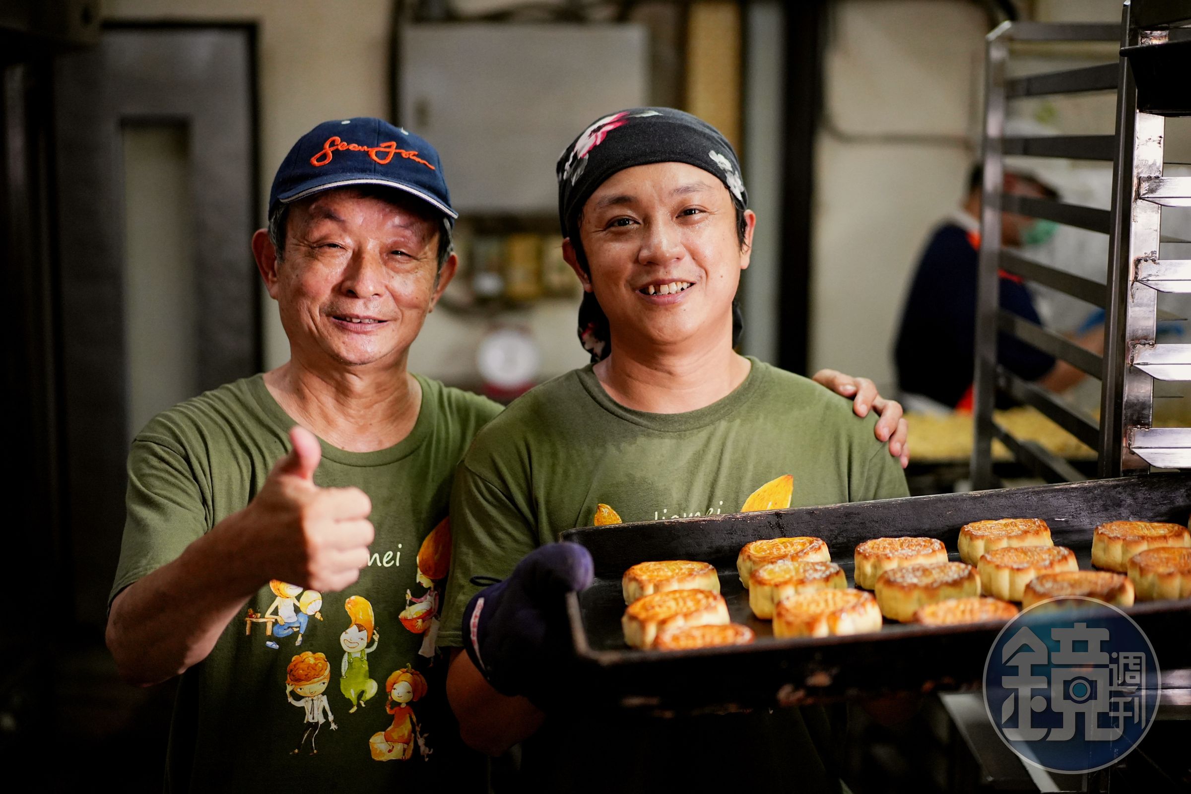 廖嘉育（右）14年前突然返家跟父親廖顯順（左）學做餅，努力將小店發揚光大，獲得到父親的肯定。