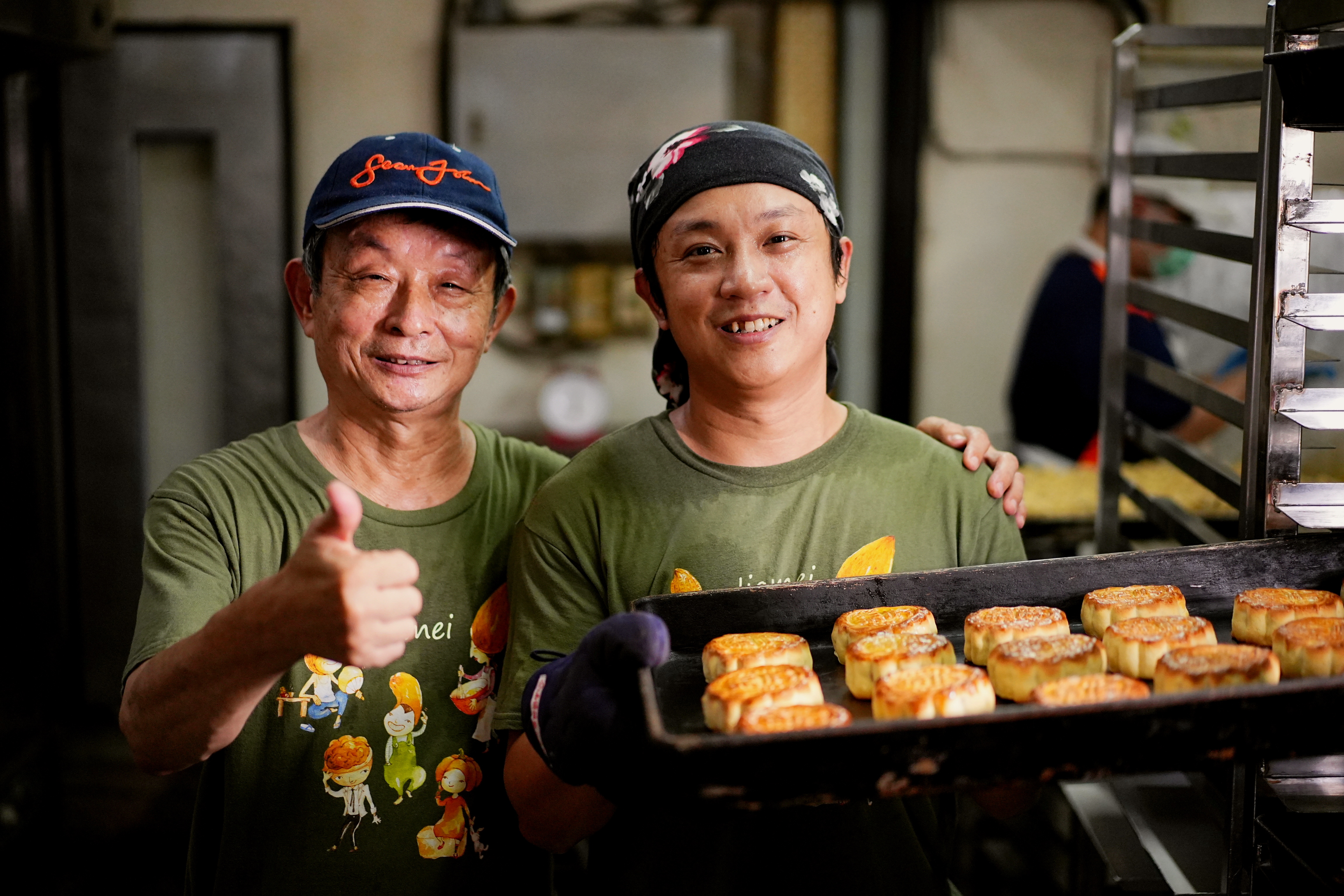 廖嘉育（右）14年前突然返家跟父親廖顯順（左）學做餅，努力將小店發揚光大，獲得到父親的肯定。
