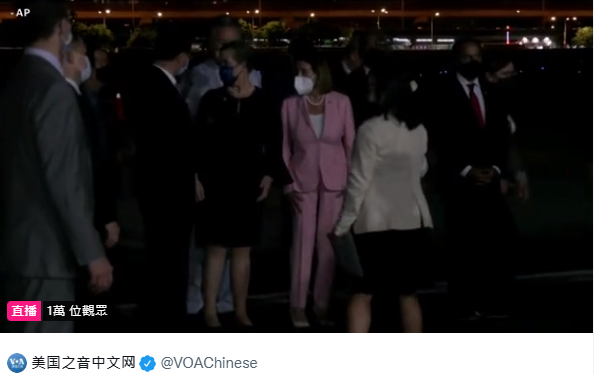 裴洛西(粉紅衣者)抵台馬上發推特「美國支持台灣活力民主」。(翻自美國之音推特)