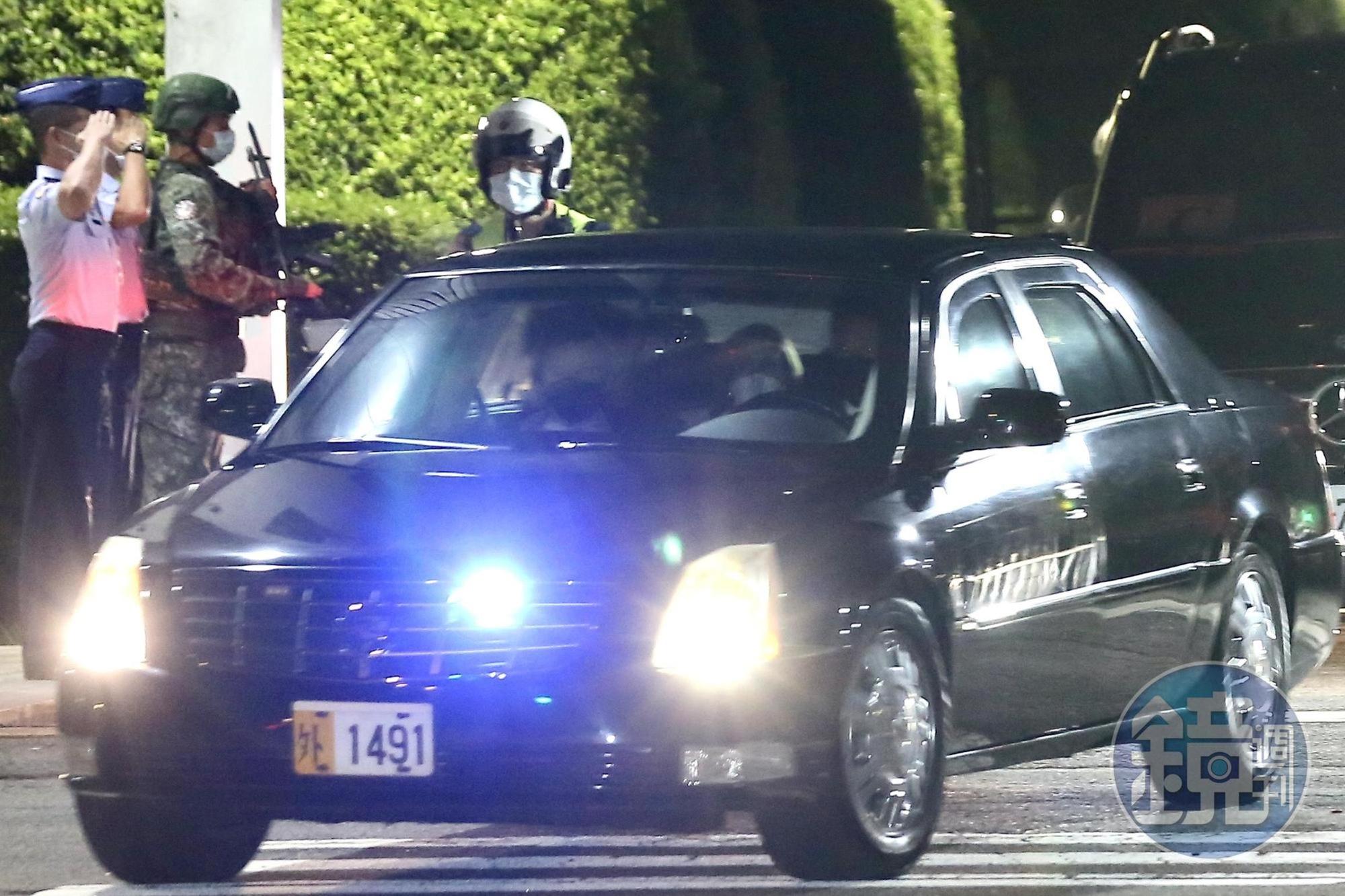 裴洛西的車隊從松山機場開出後直接駛向君悅酒店。