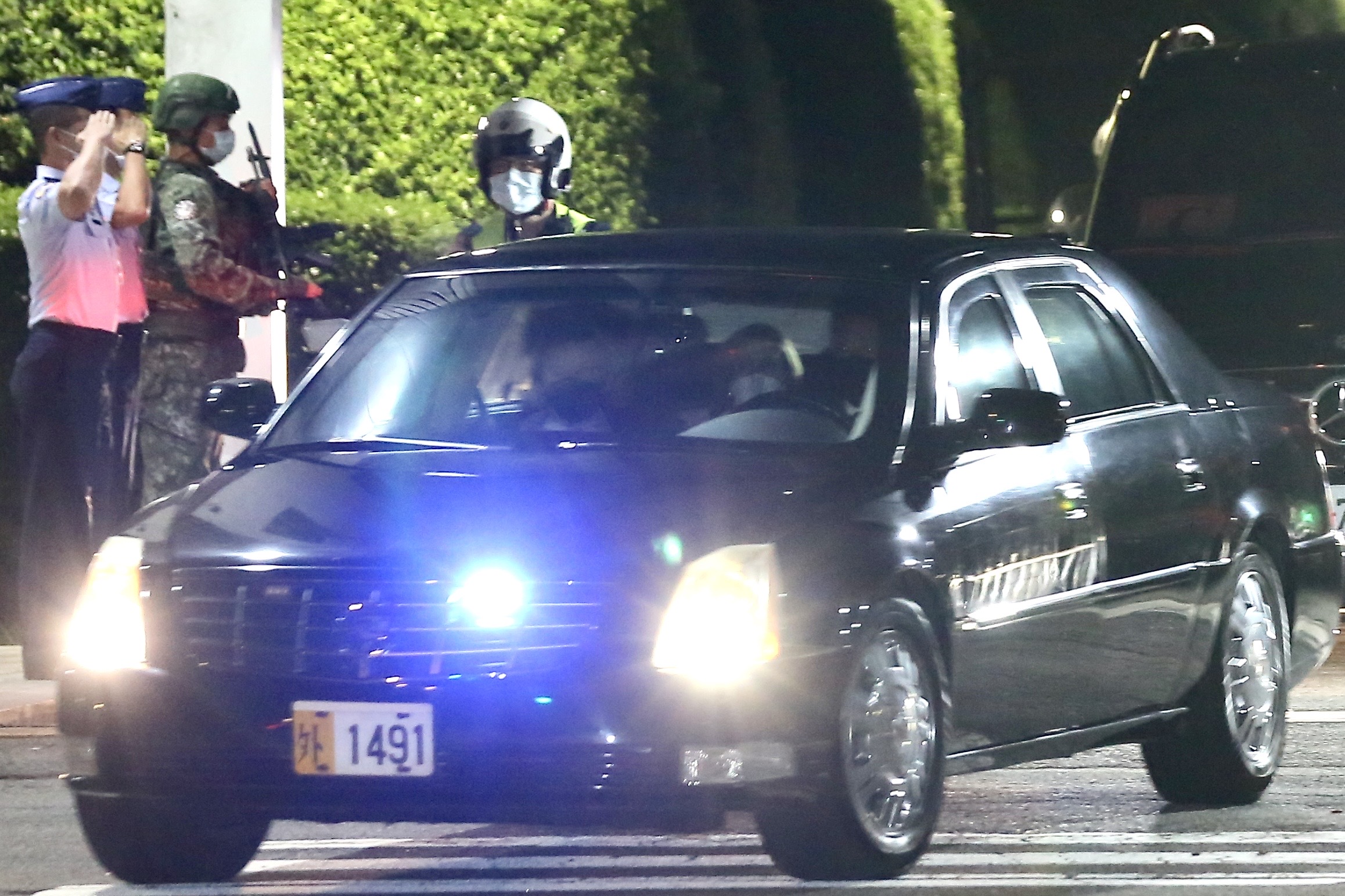 裴洛西的車隊從松山機場開出後直接駛向君悅酒店。
