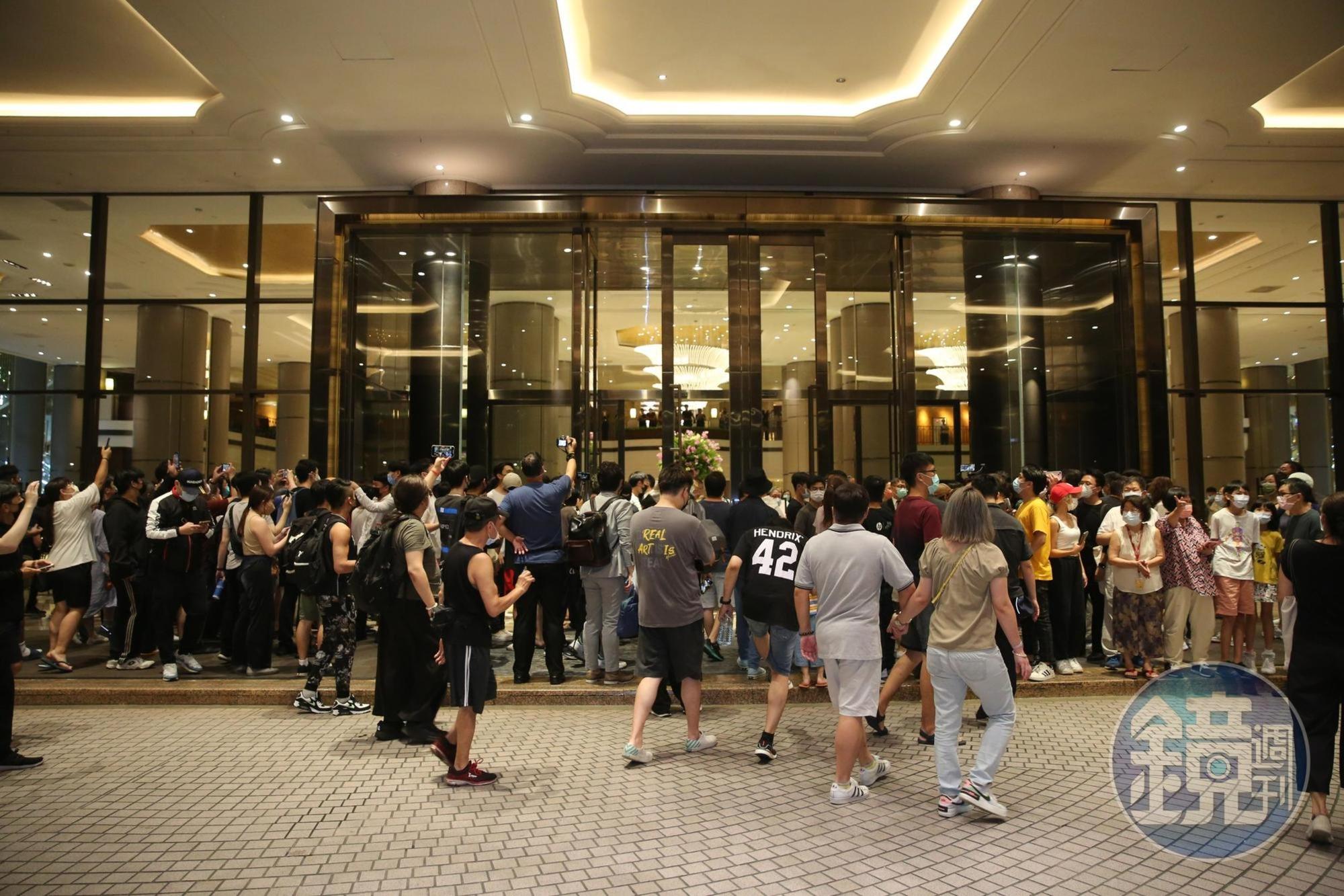 君悅酒店門口聚集大批民眾，拿著手機希望搶拍裴洛西。